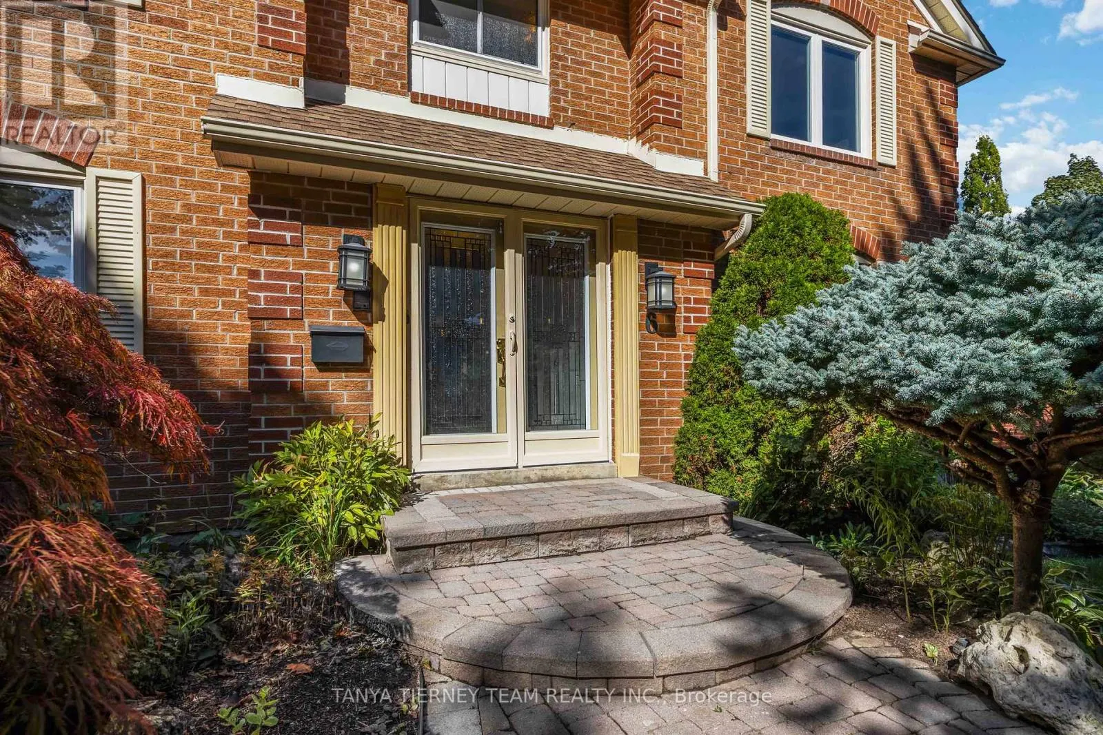 6 LYNDHURST CRESCENT