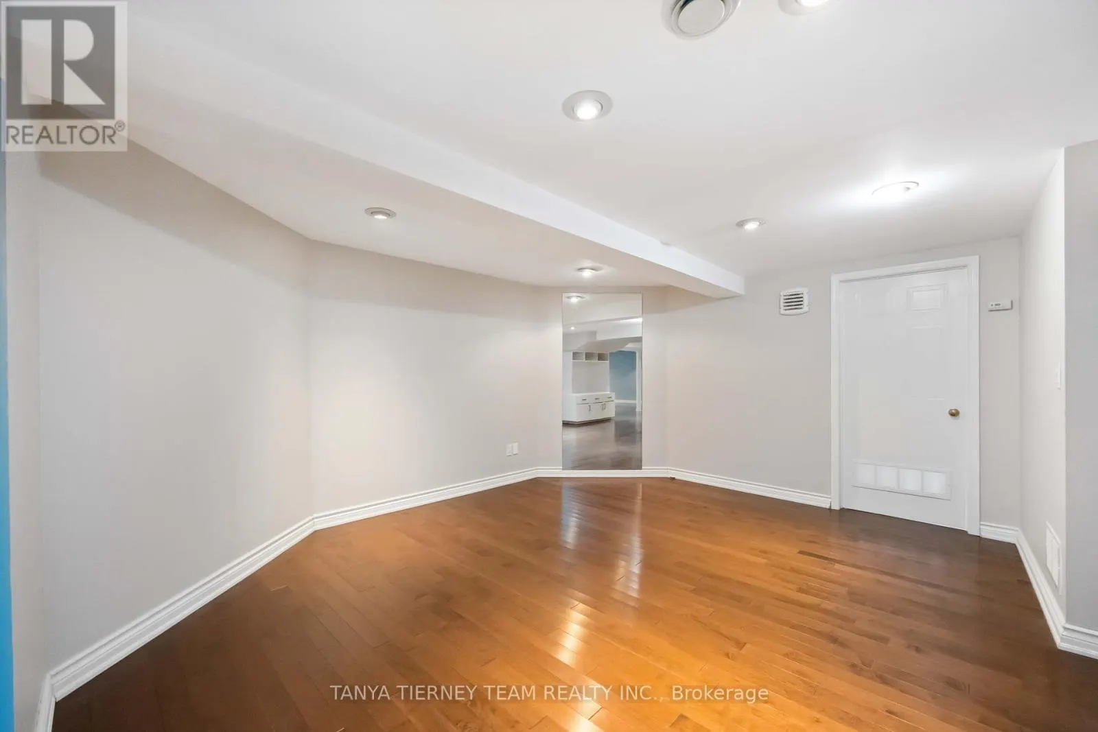6 LYNDHURST CRESCENT