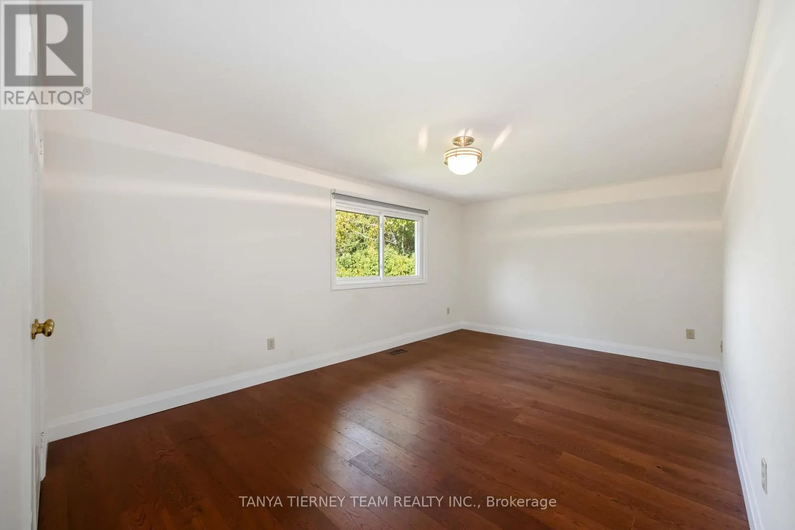 6 LYNDHURST CRESCENT