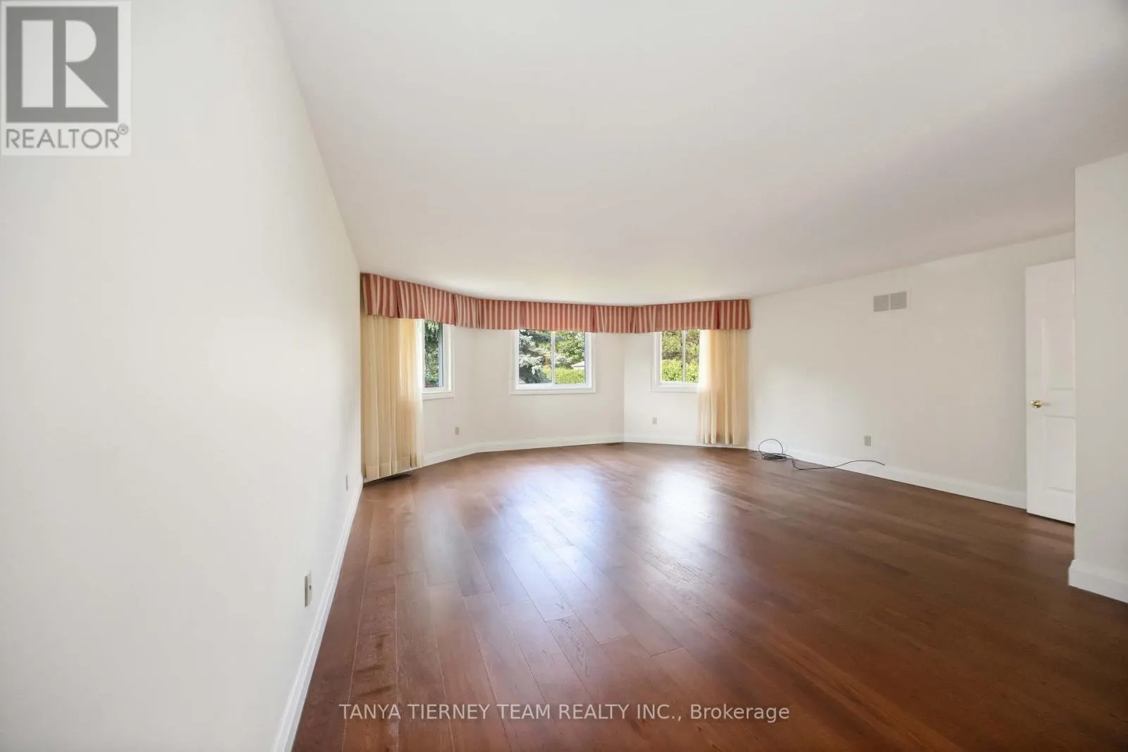 6 LYNDHURST CRESCENT