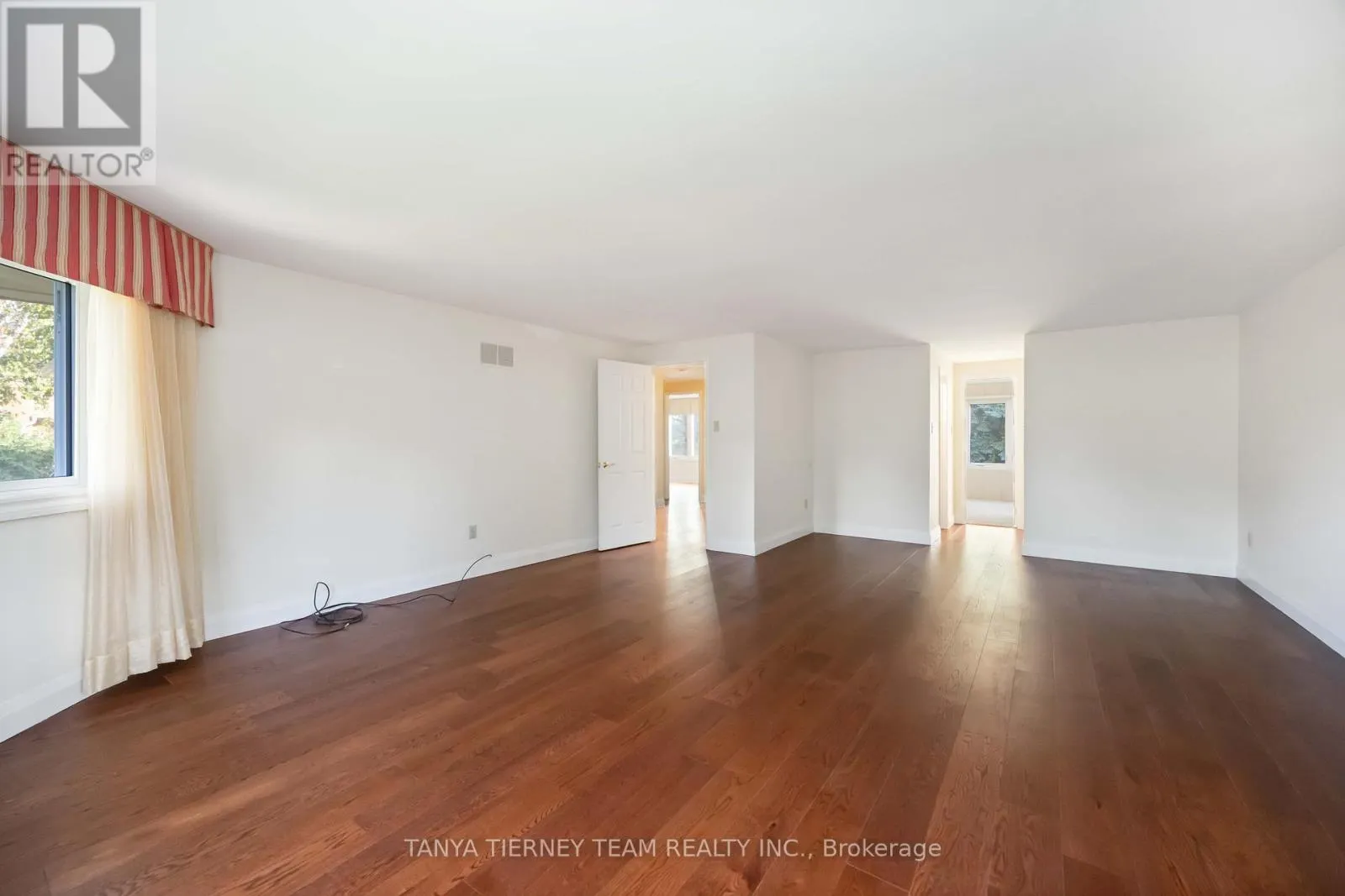 6 LYNDHURST CRESCENT