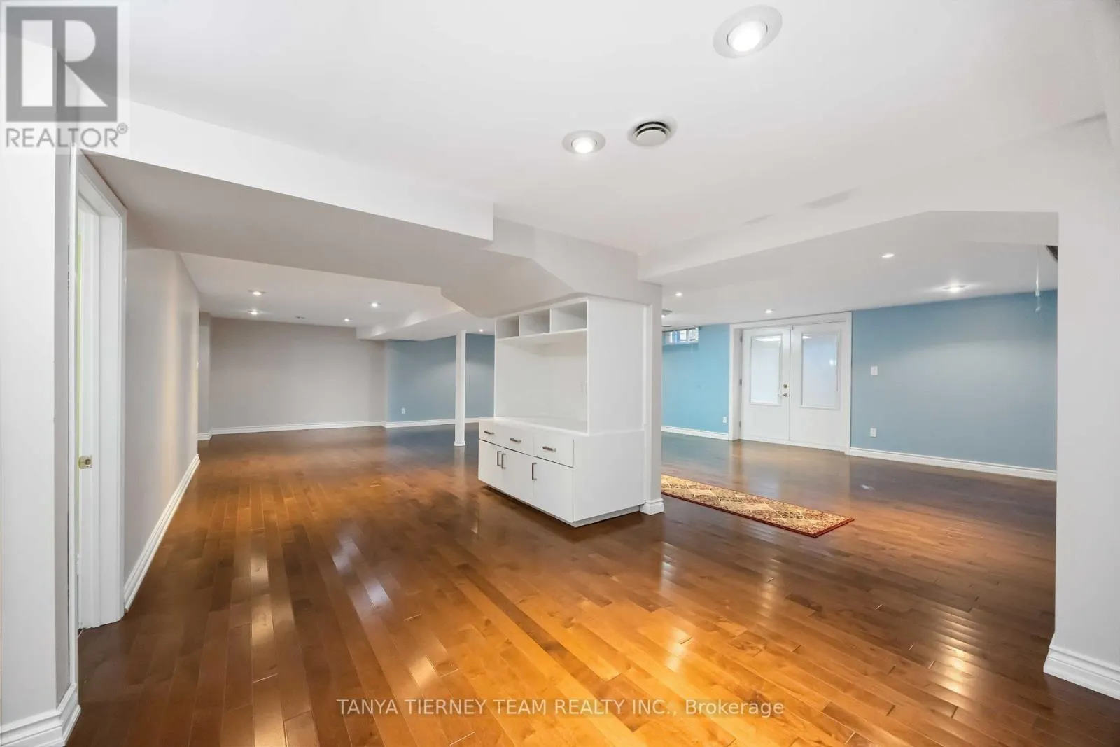 6 LYNDHURST CRESCENT
