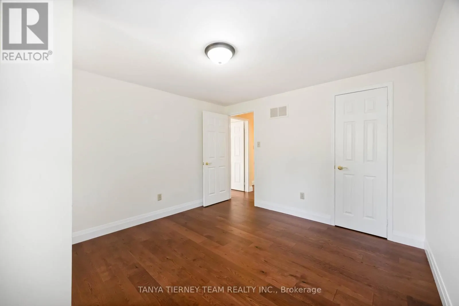 6 LYNDHURST CRESCENT