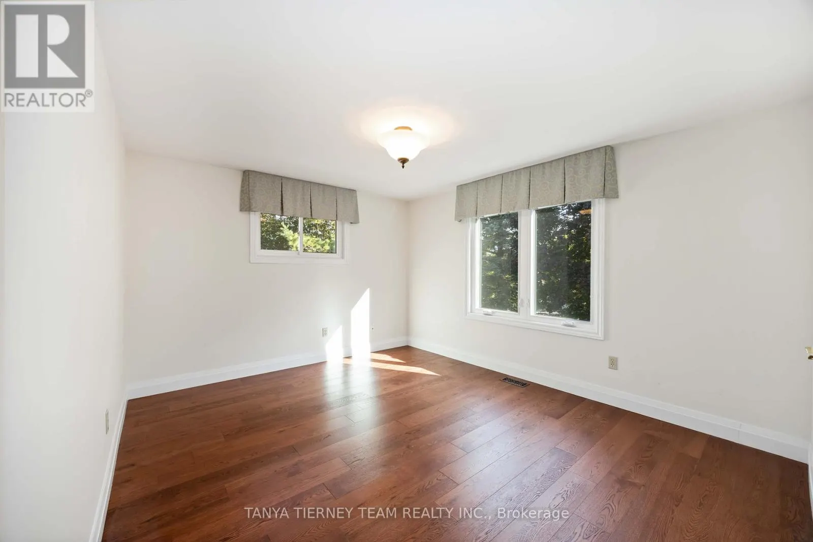 6 LYNDHURST CRESCENT