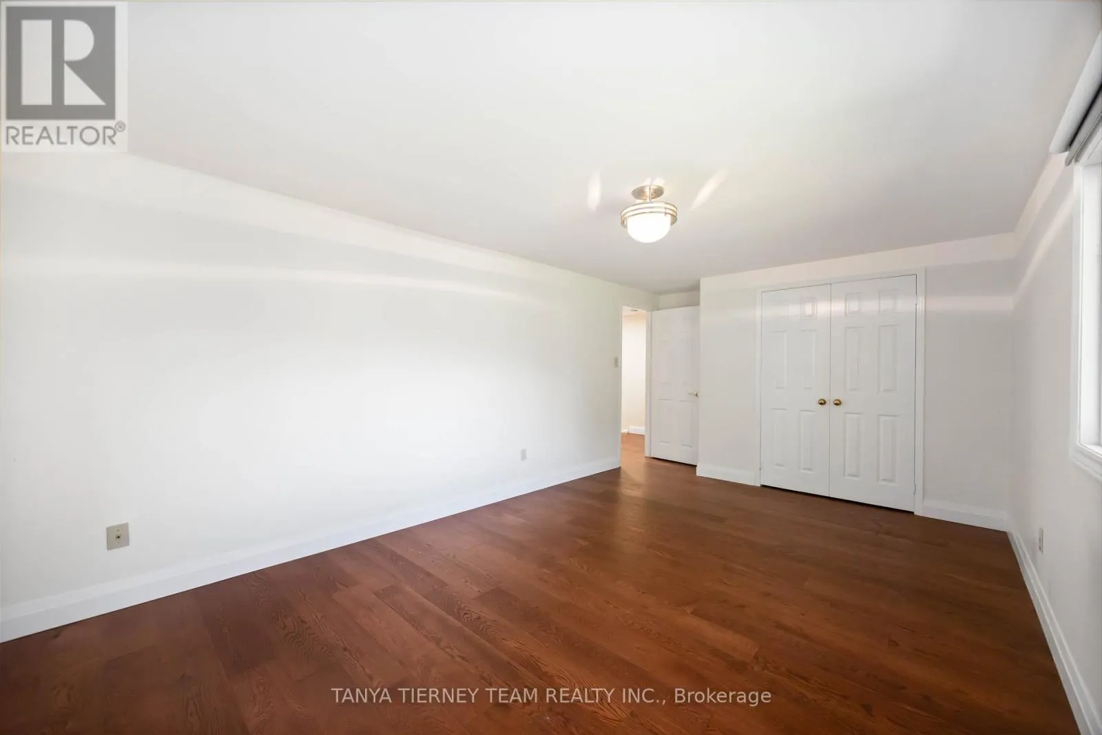 6 LYNDHURST CRESCENT