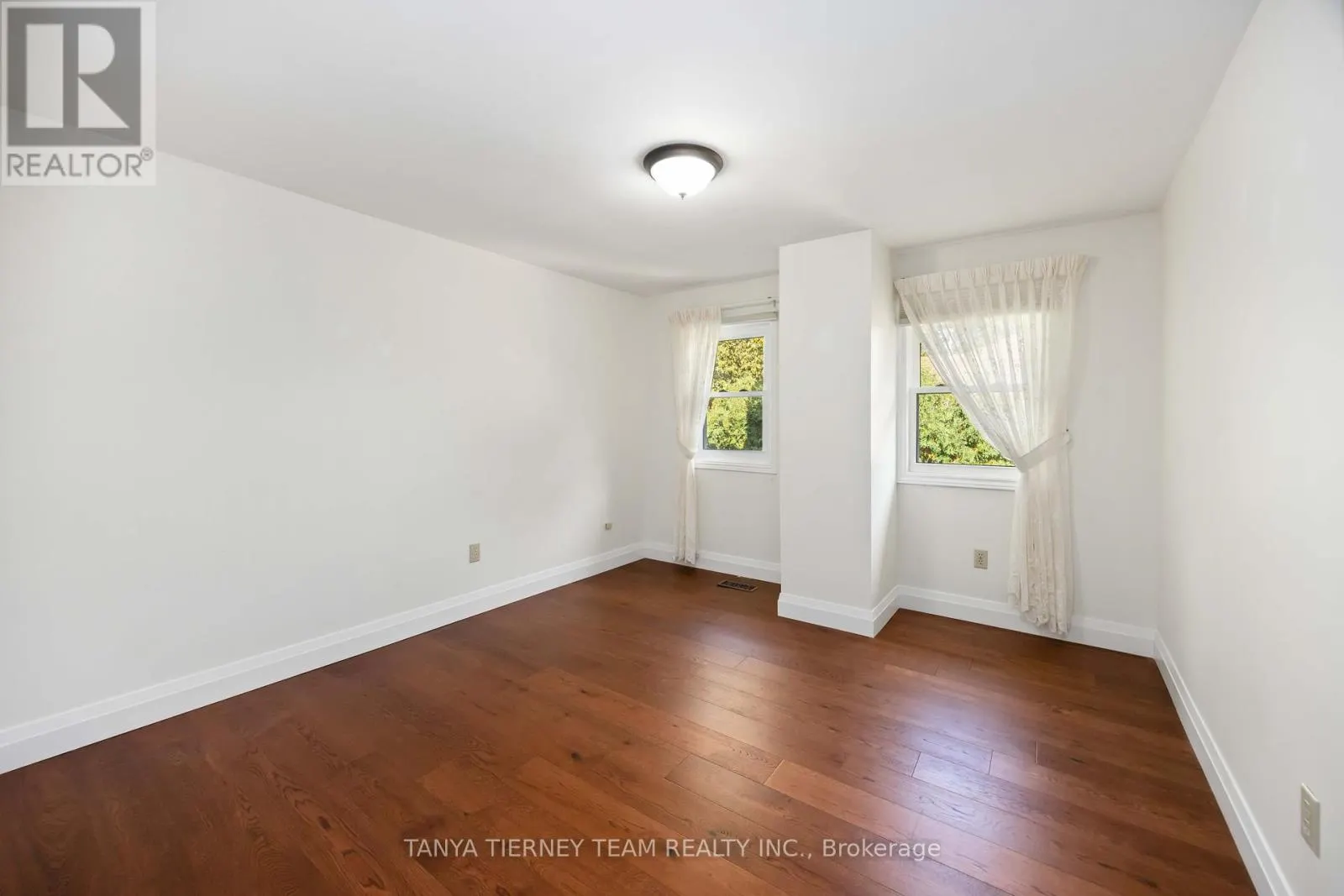 6 LYNDHURST CRESCENT