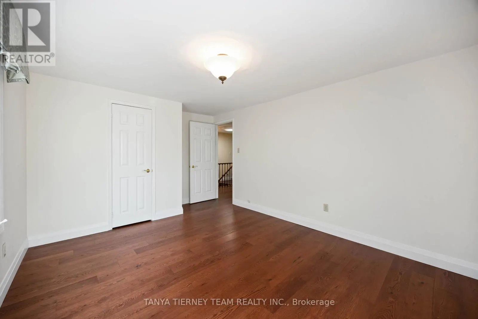 6 LYNDHURST CRESCENT