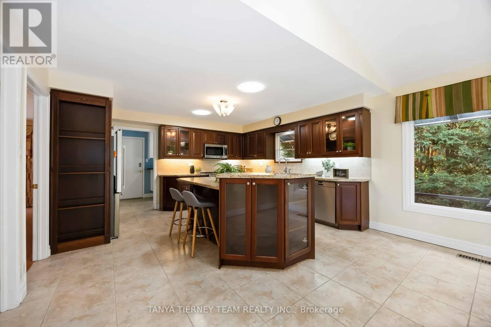 6 LYNDHURST CRESCENT