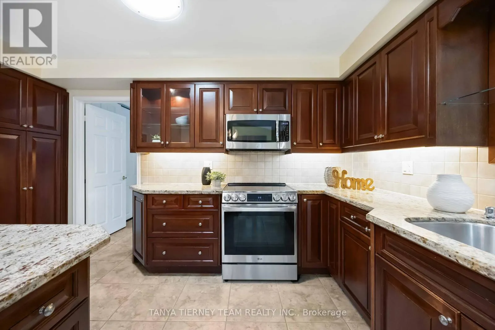 6 LYNDHURST CRESCENT