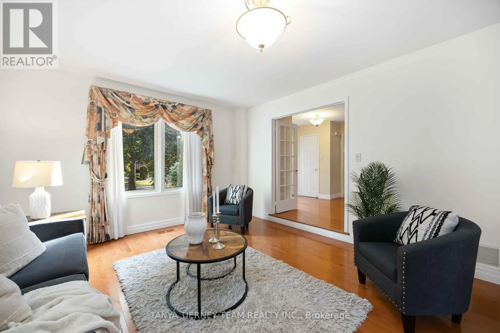 6 LYNDHURST CRESCENT