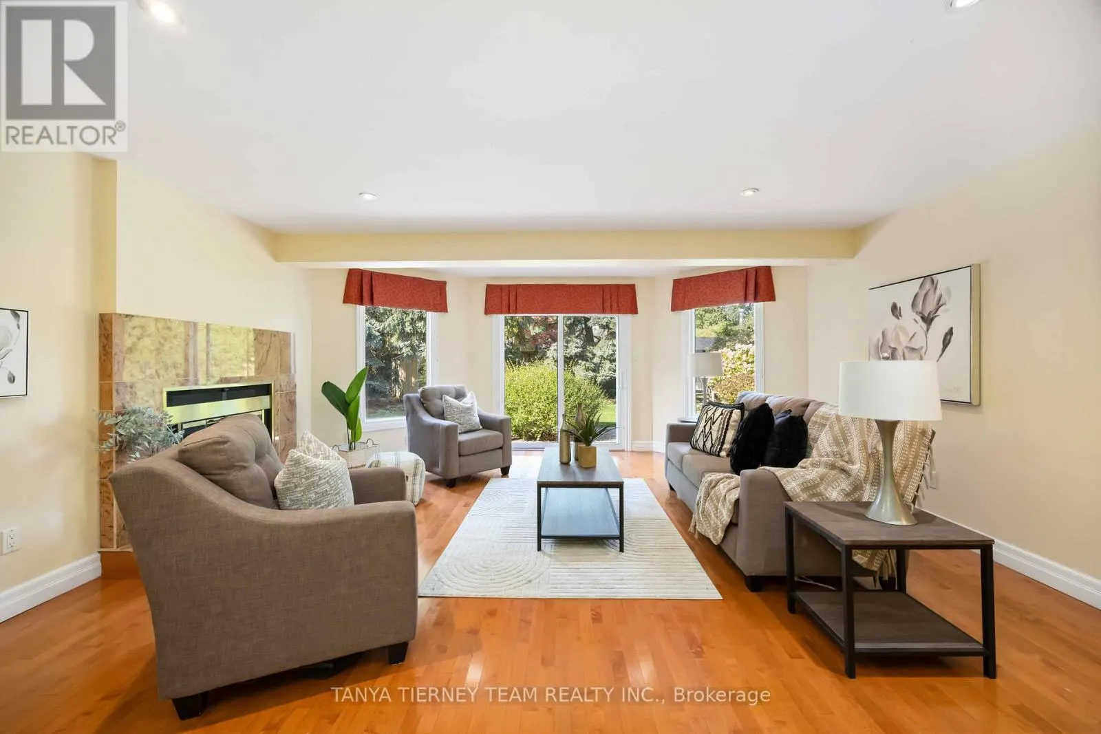 6 LYNDHURST CRESCENT