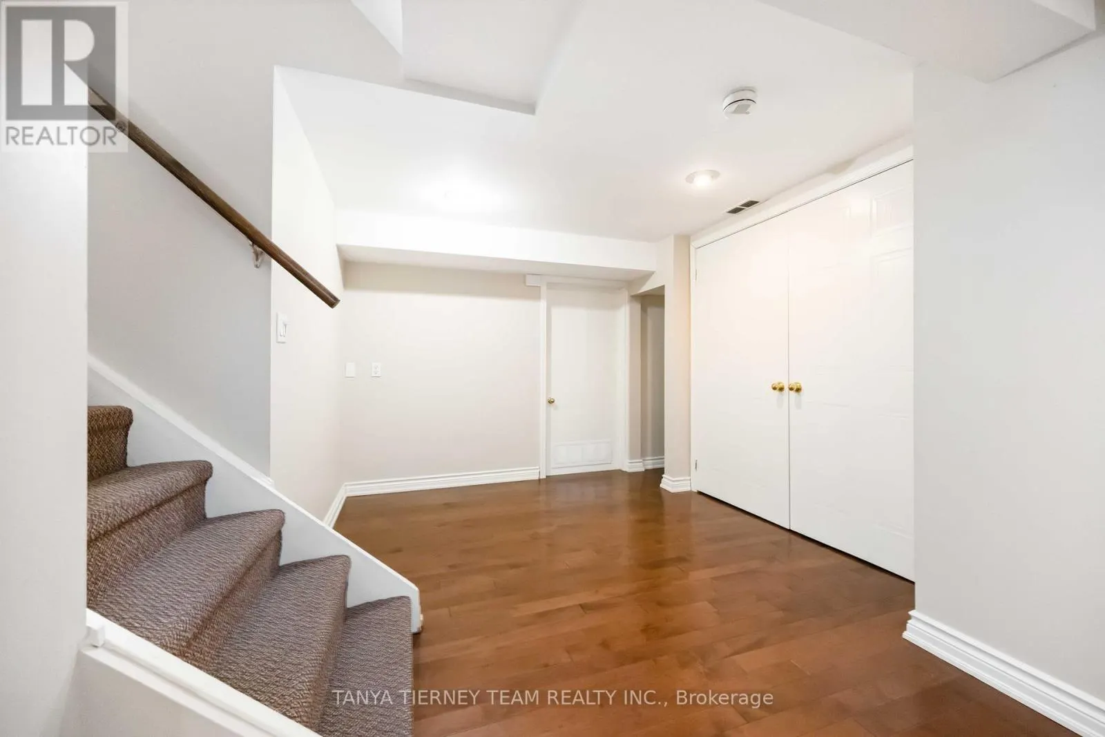 6 LYNDHURST CRESCENT