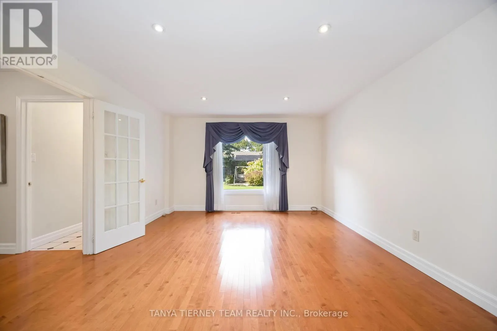 6 LYNDHURST CRESCENT