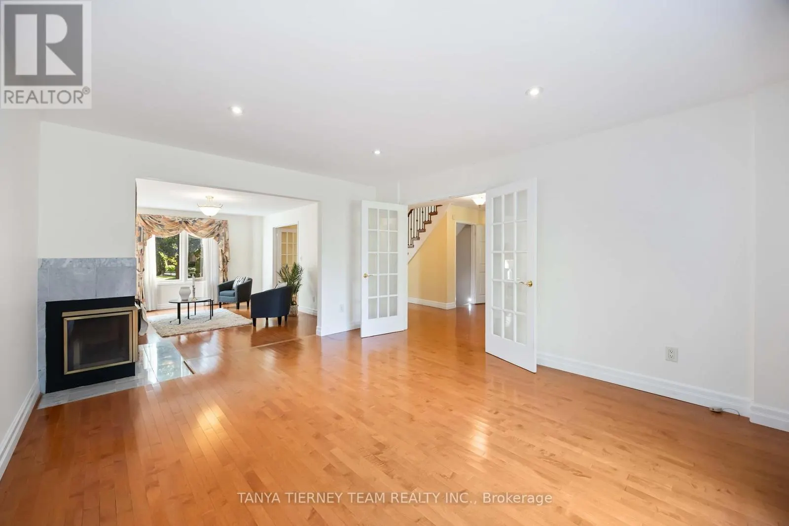 6 LYNDHURST CRESCENT