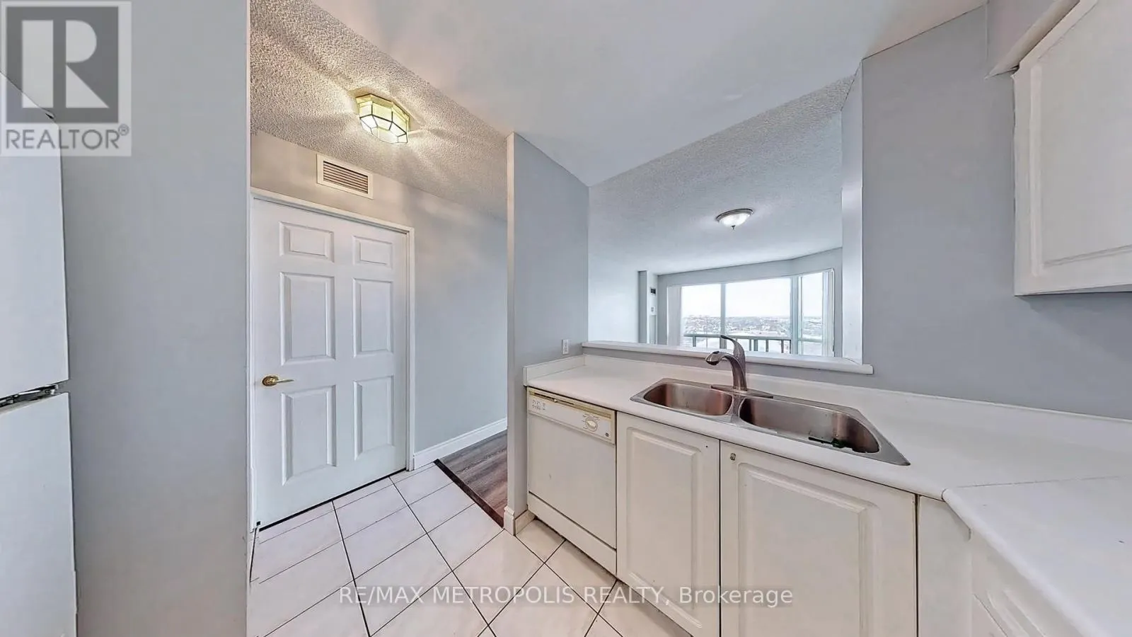 1505 - 11 LEE CENTRE DRIVE