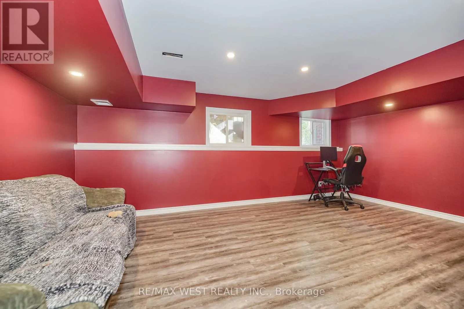 36 - 715 GRANDVIEW STREET N