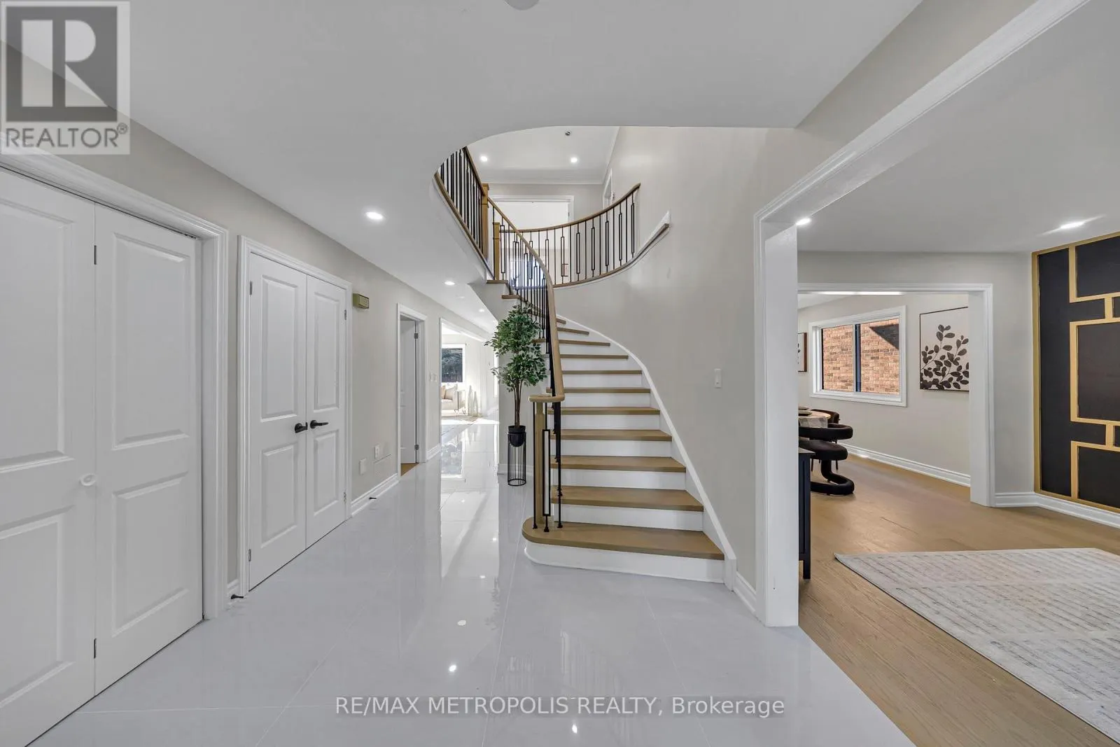 296 THORNTON ROAD N