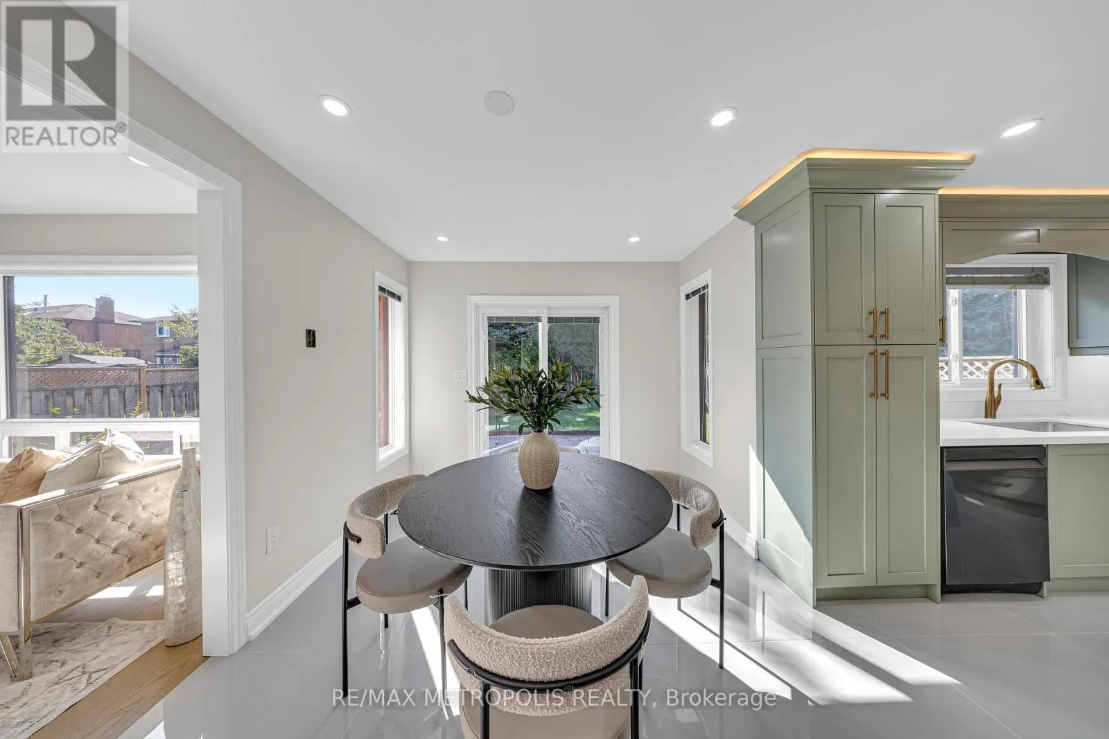 296 THORNTON ROAD N