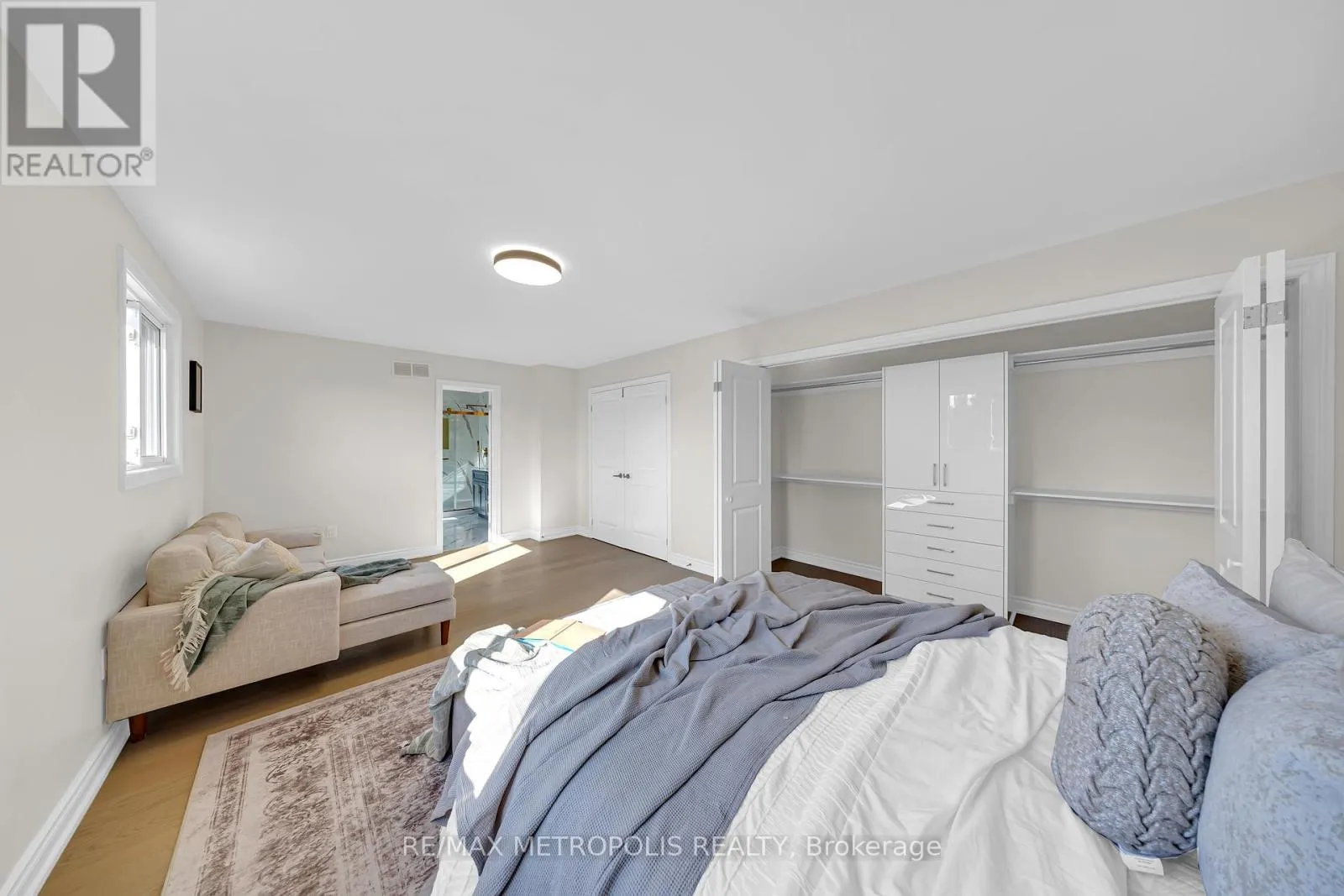 296 THORNTON ROAD N