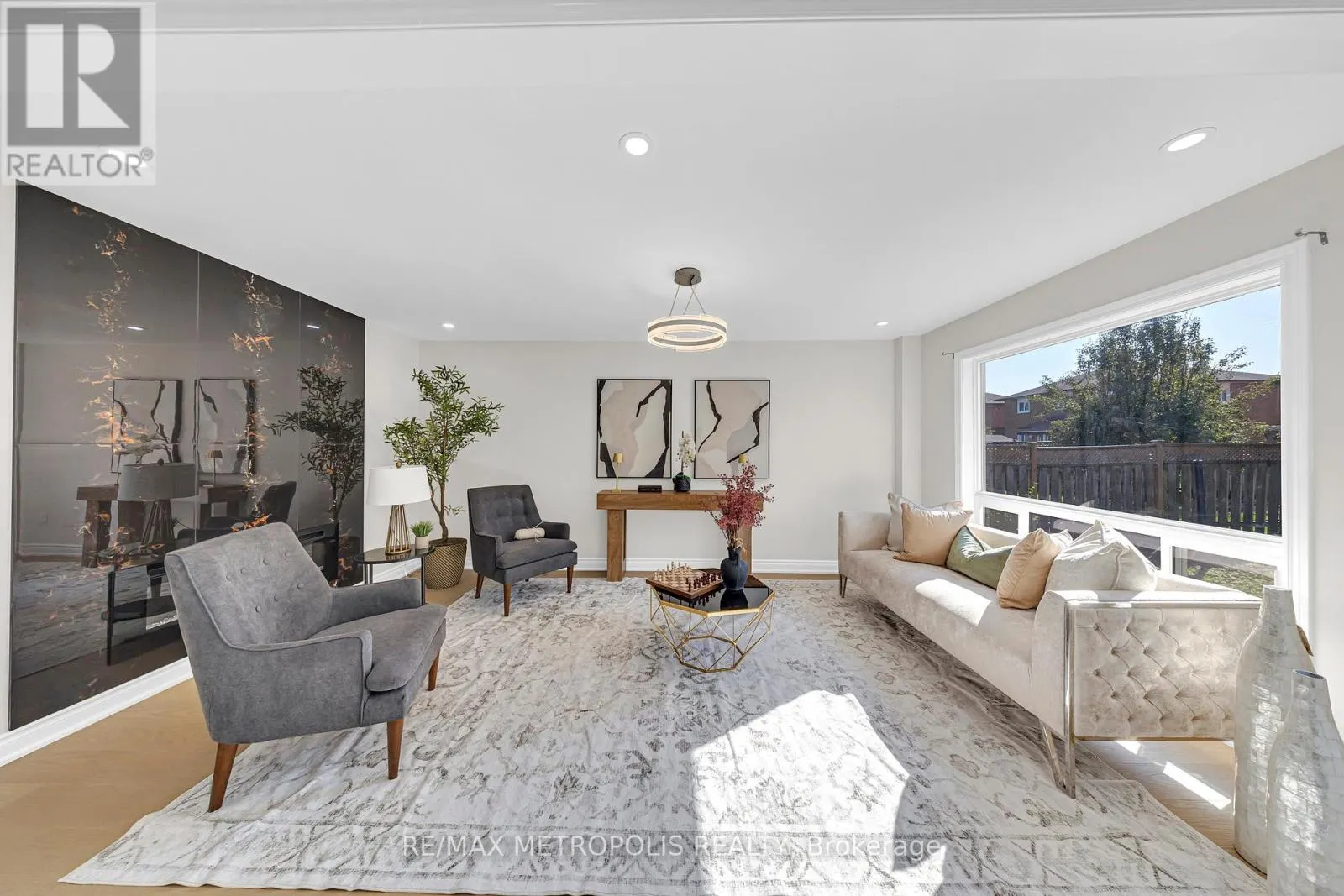 296 THORNTON ROAD N