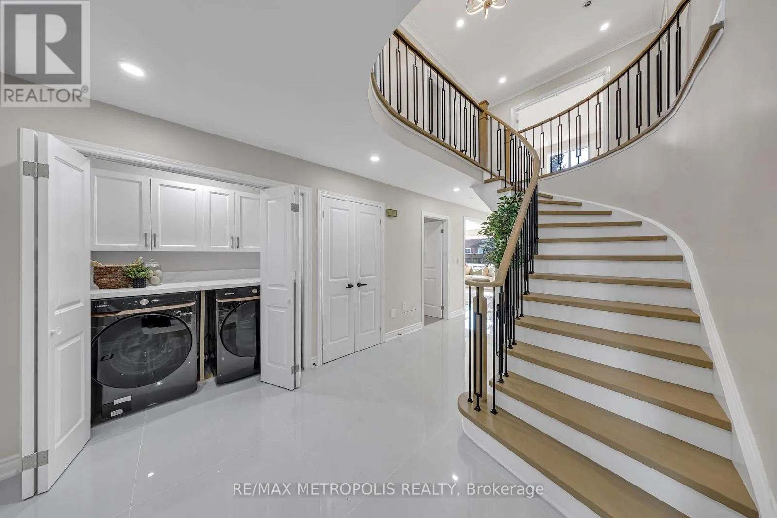 296 THORNTON ROAD N