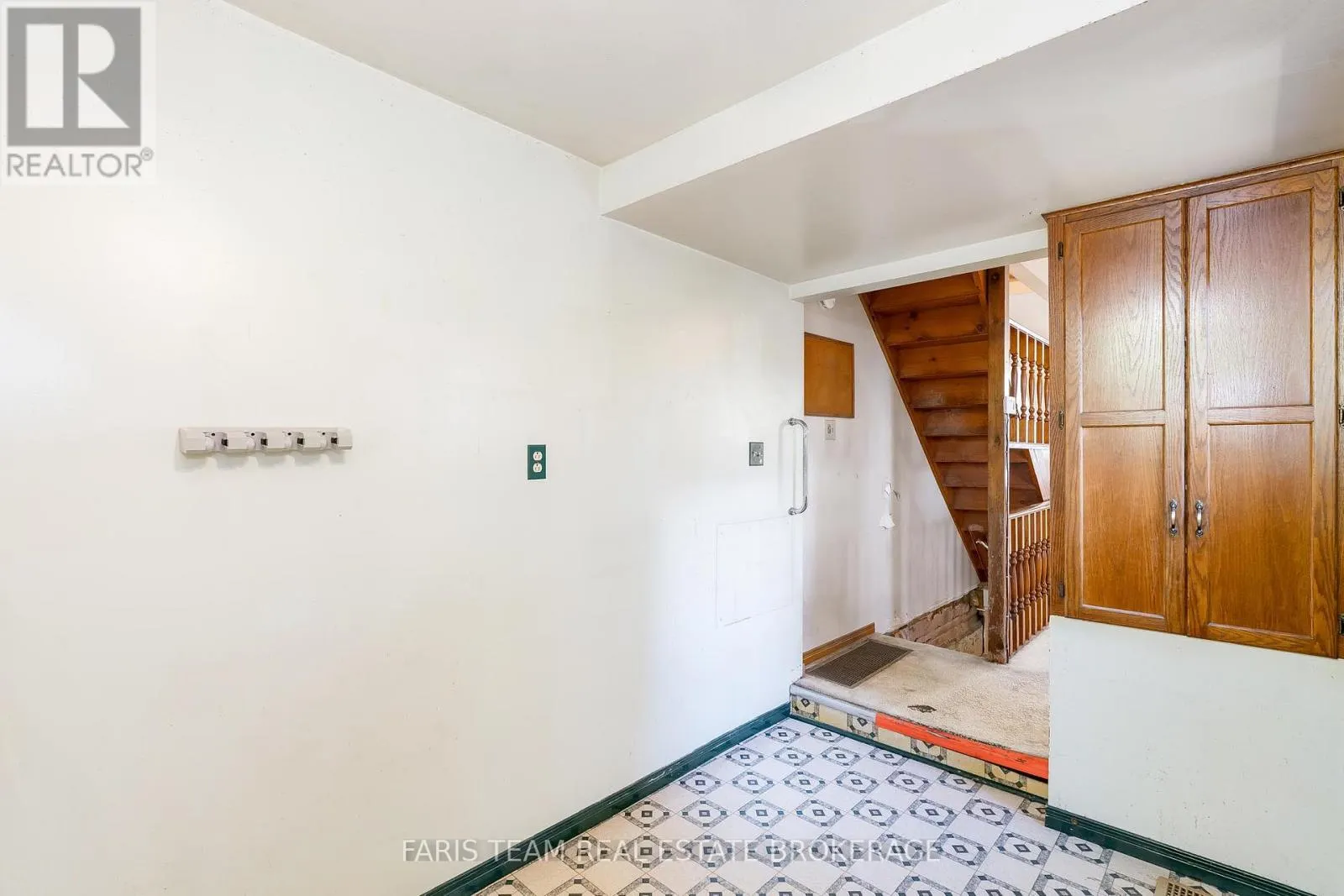 26 QUEENSDALE AVENUE