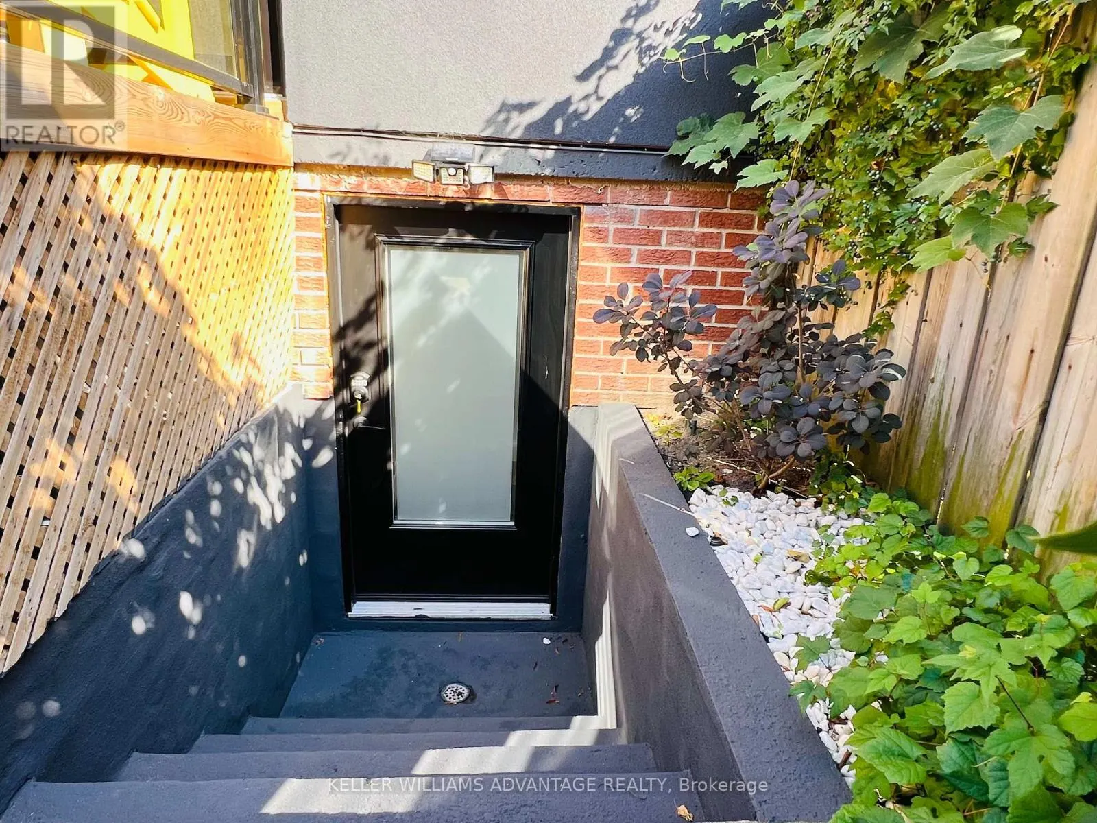 UNIT B - 12 KIMBERLEY AVENUE W