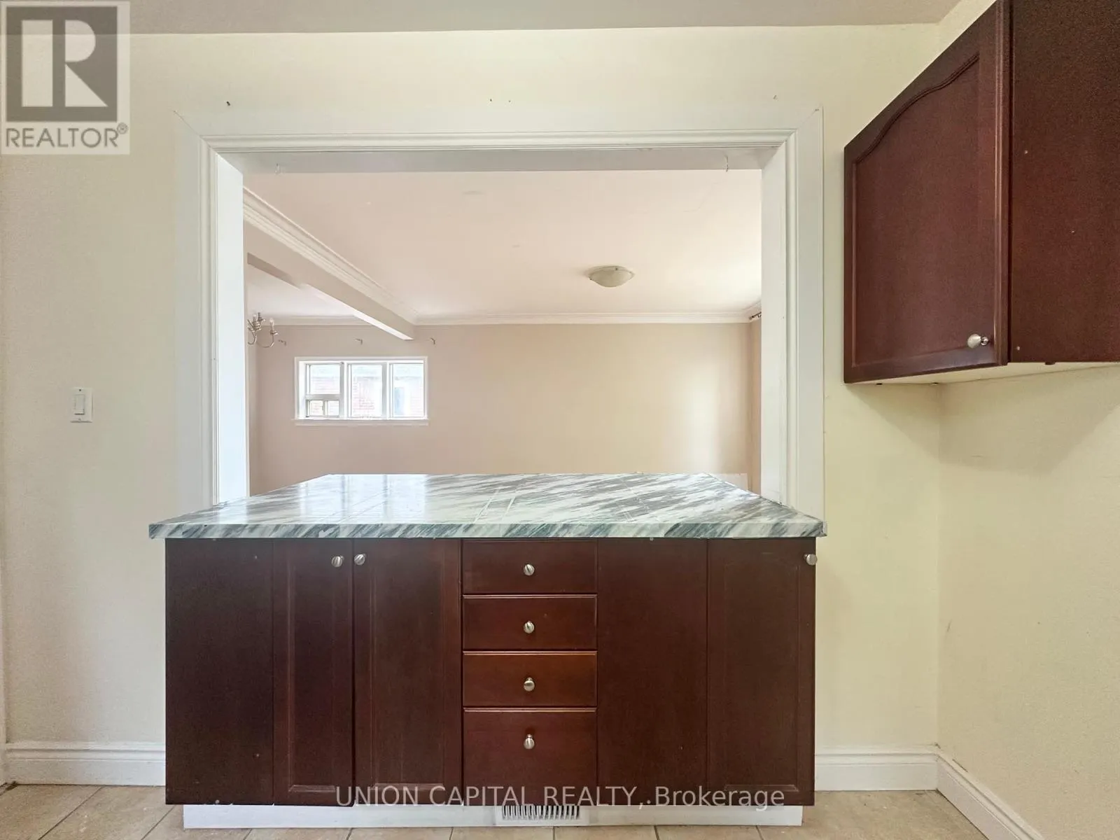 MAIN FLOOR - 1048 KENNEDY ROAD