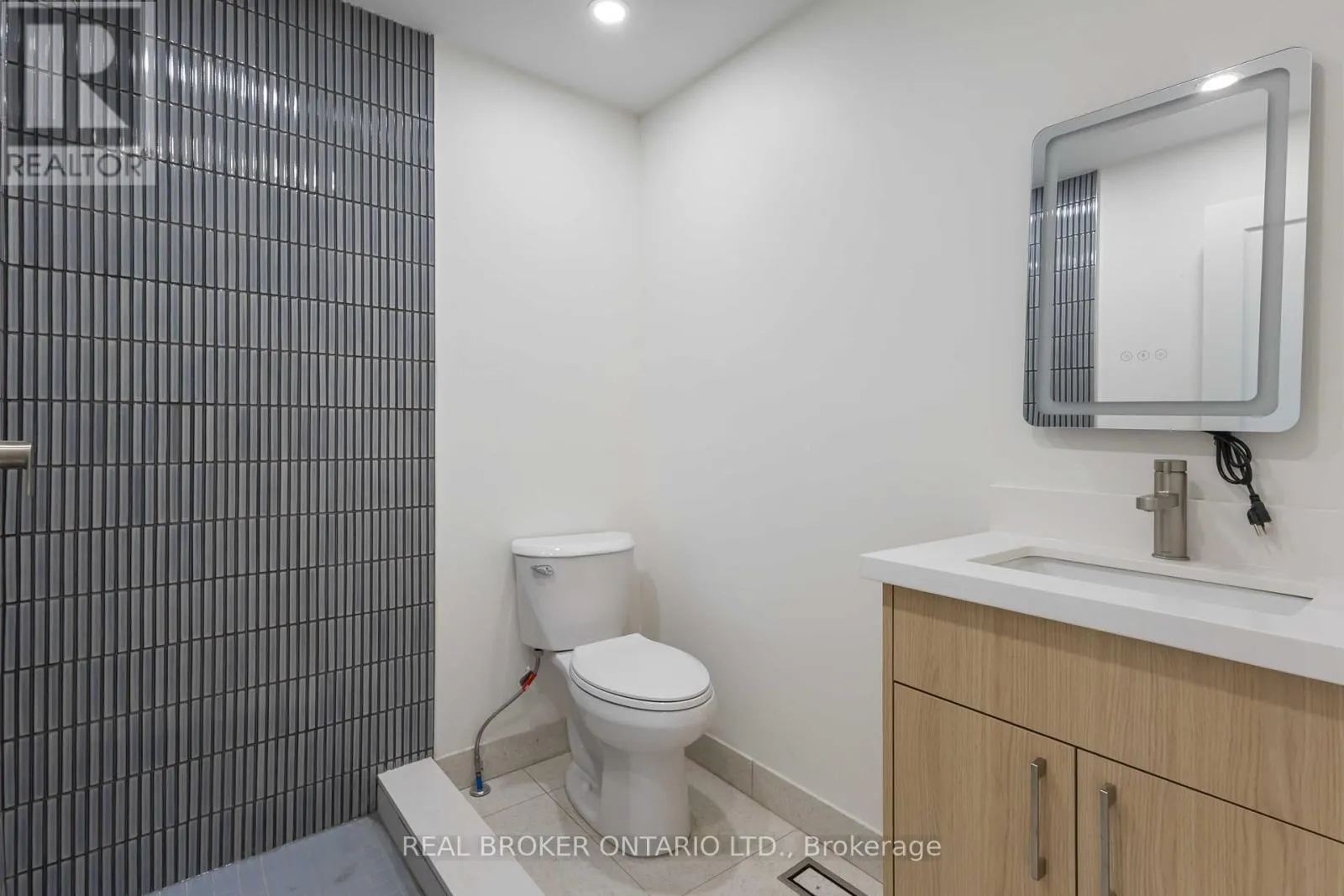 UNIT R - 72 JONES AVENUE