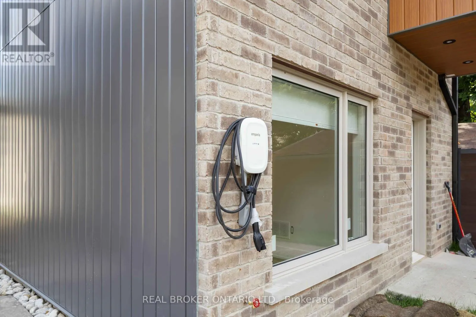 UNIT L - 72 JONES AVENUE