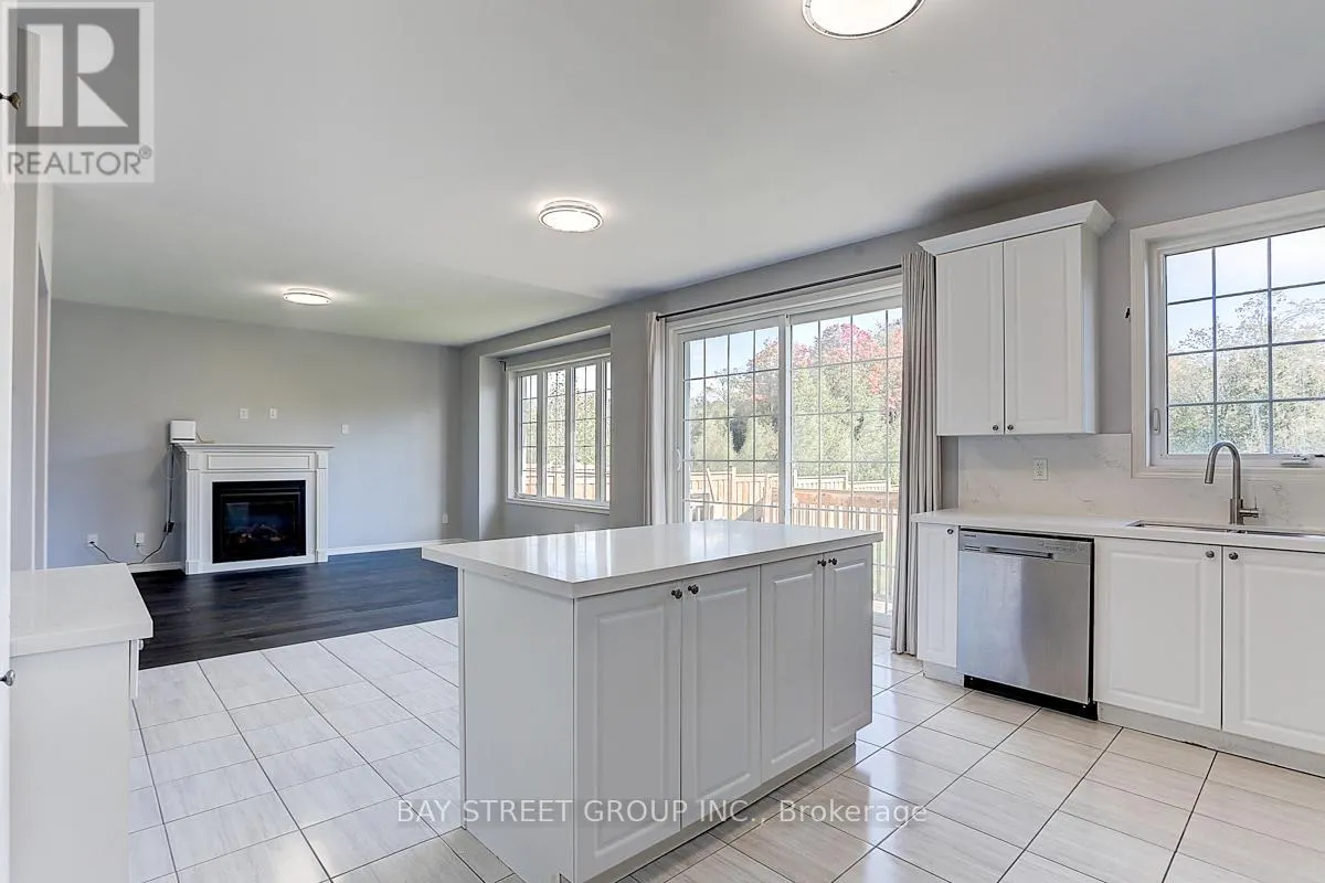 2433 EQUESTRIAN CRESCENT