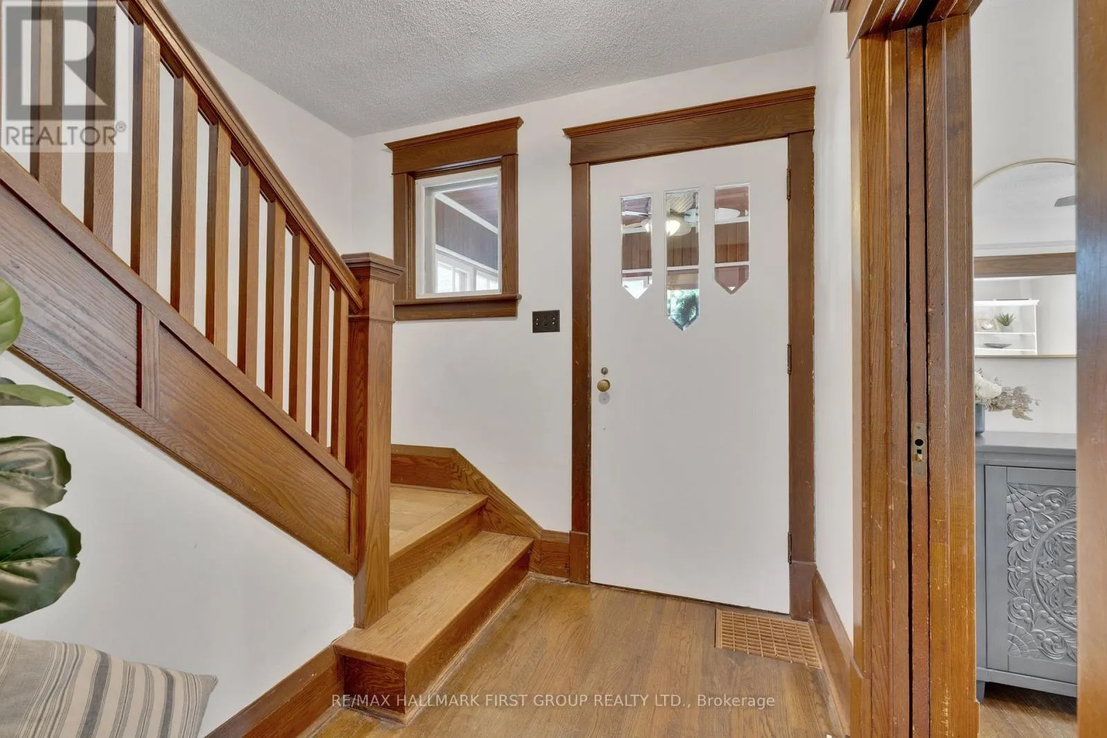 456 MARY STREET N