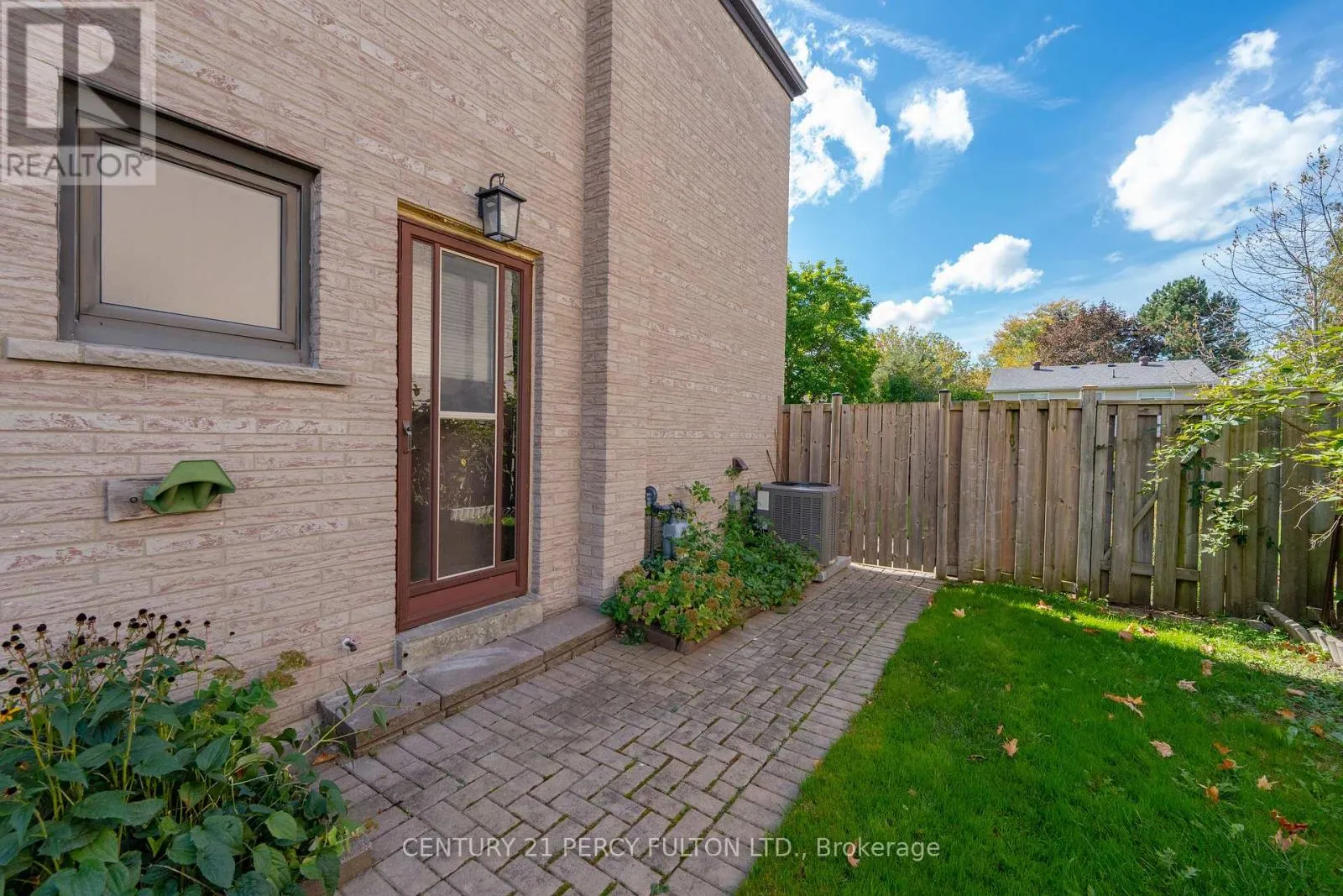 14 FARMINGTON CRESCENT