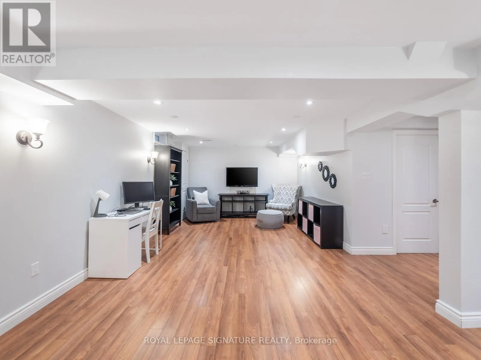 2 DENBURY COURT