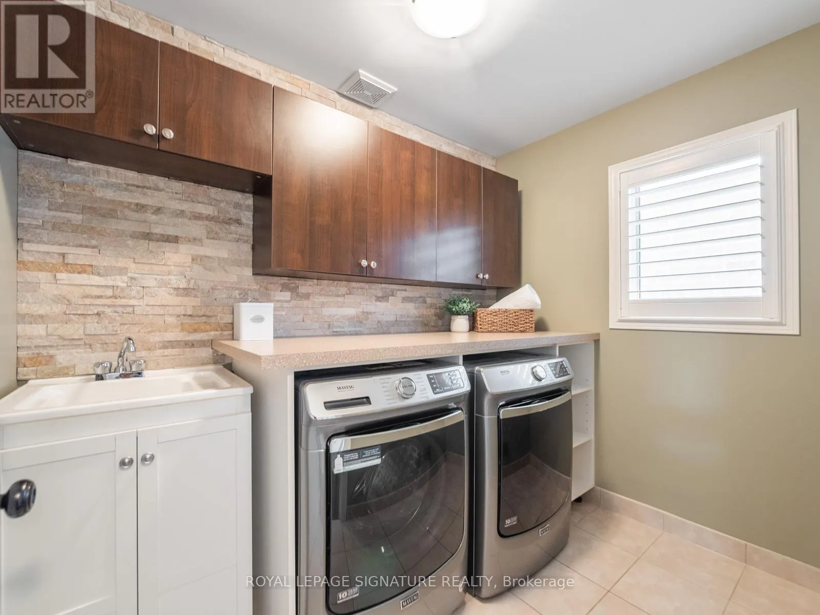2 DENBURY COURT