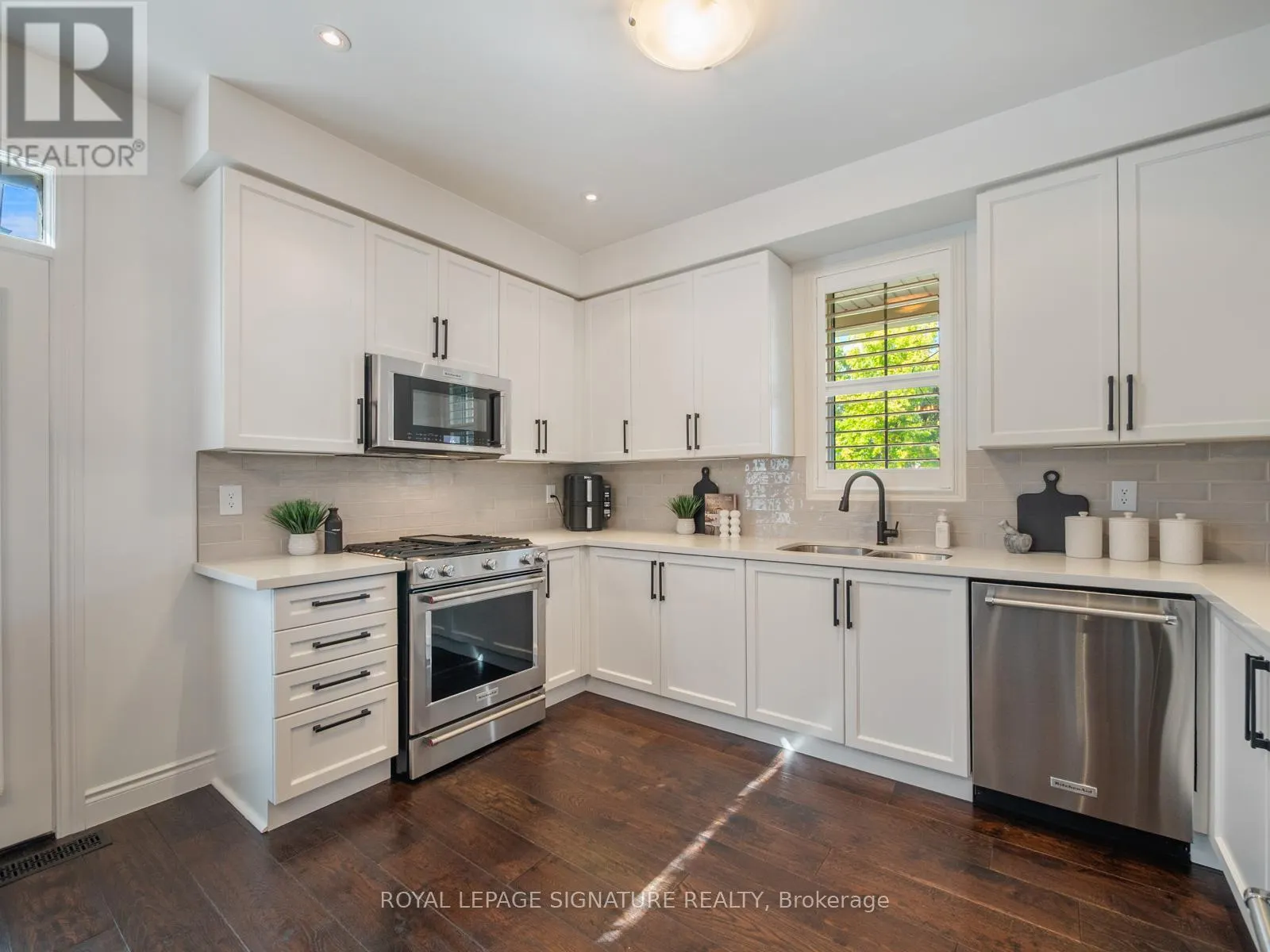 2 DENBURY COURT