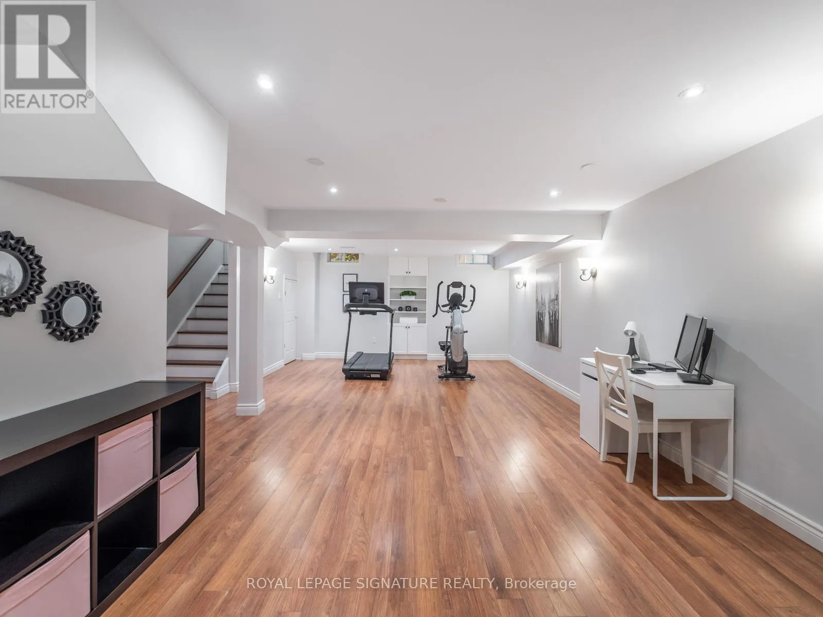 2 DENBURY COURT