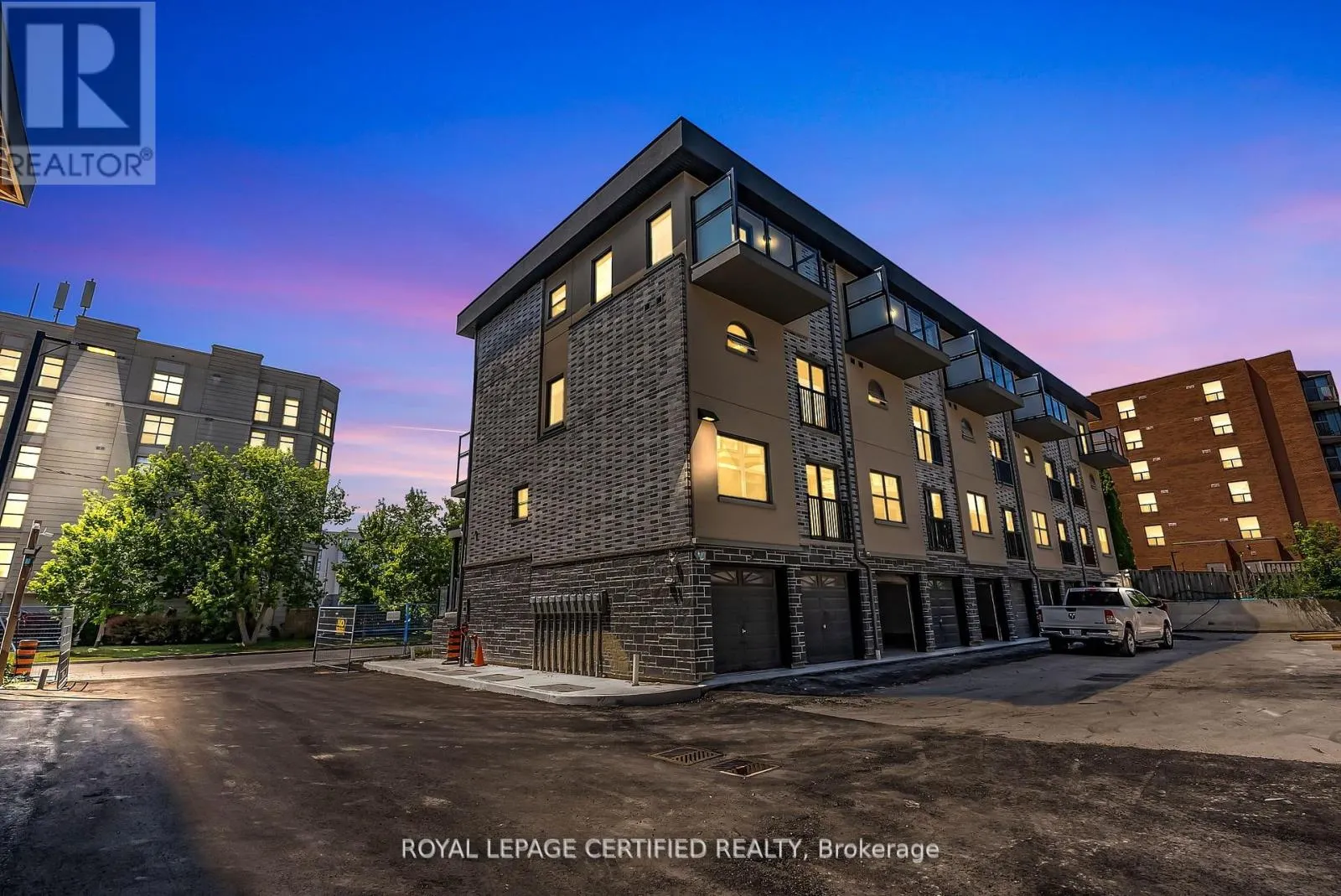 21 - 400 MARY STREET E