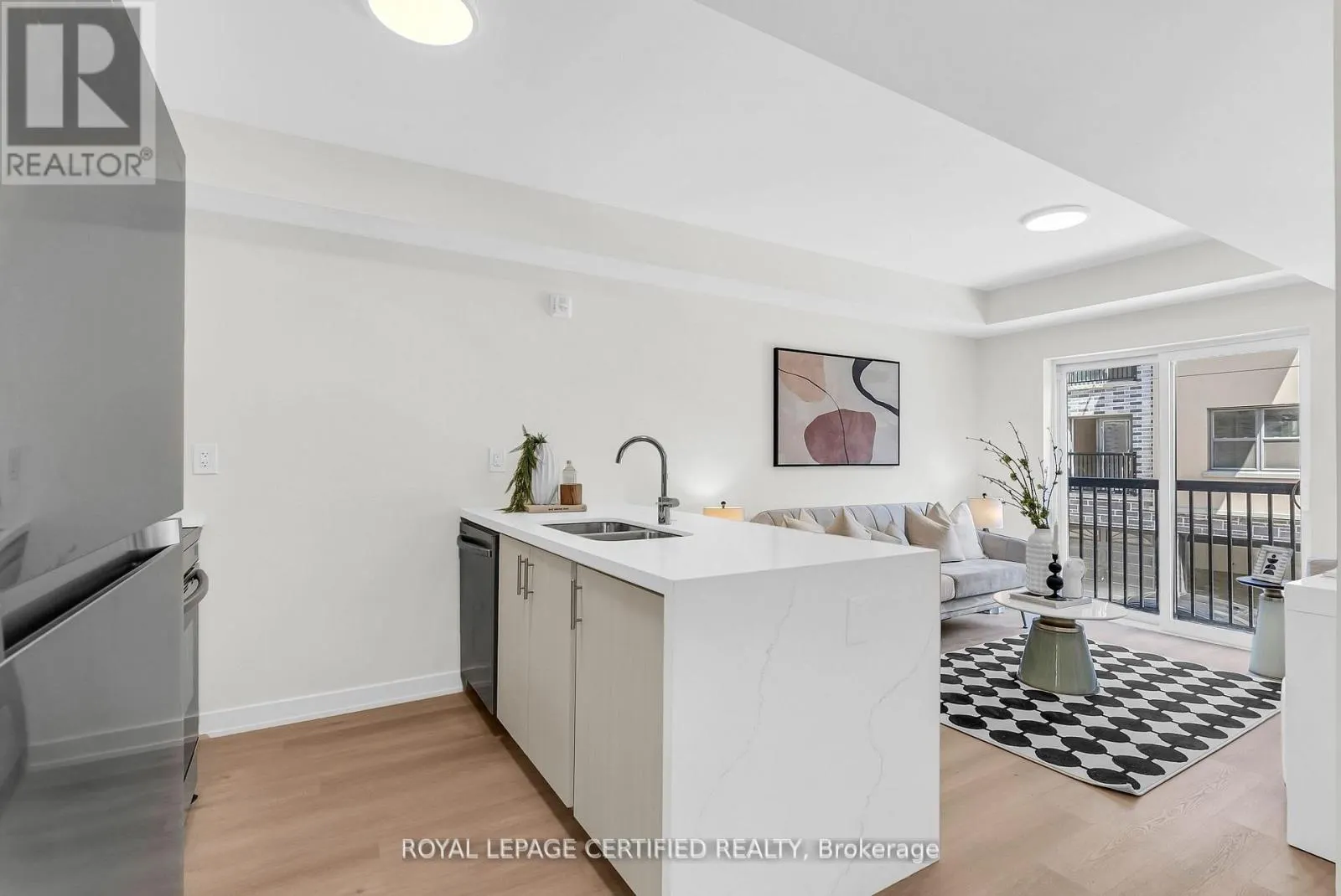 21 - 400 MARY STREET E