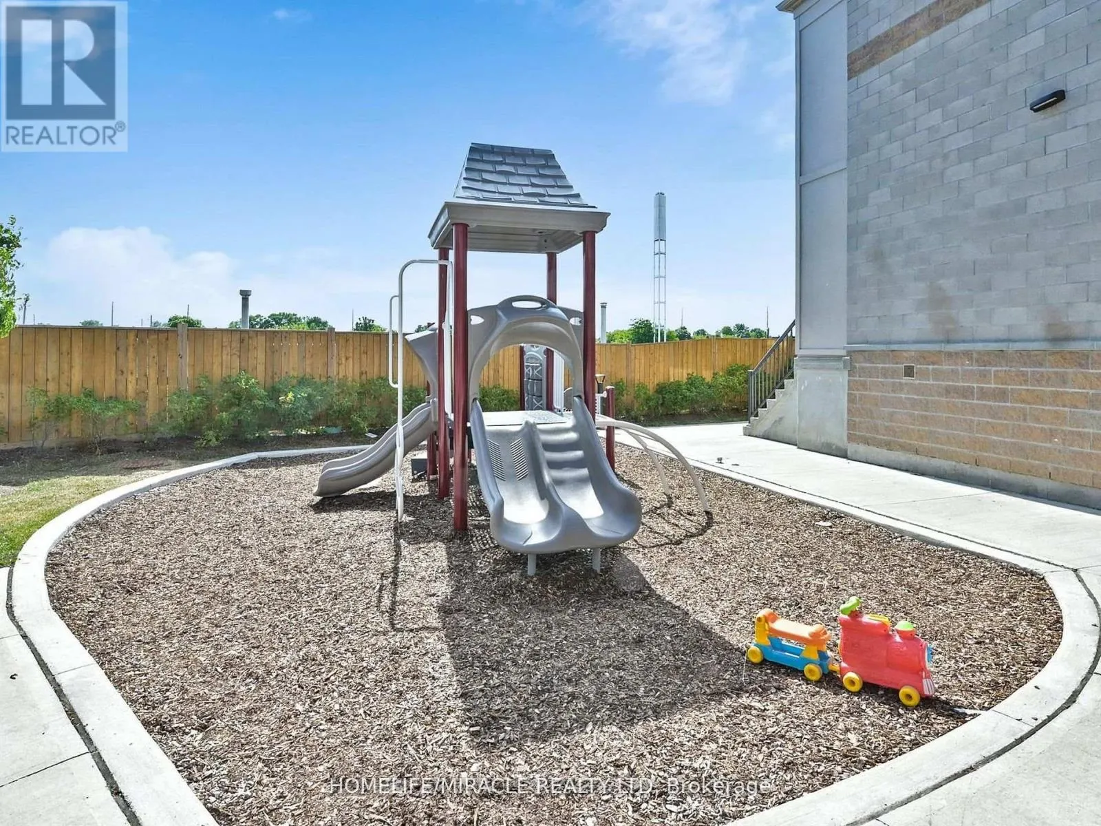 12 - 490 BERESFORD PATH