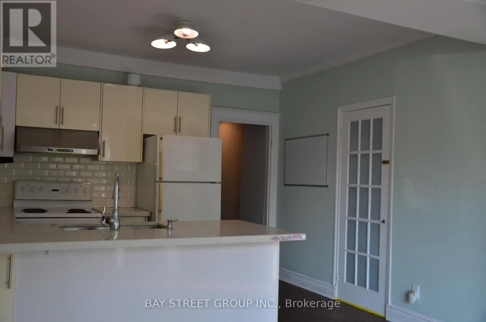 1915A QUEEN STREET E