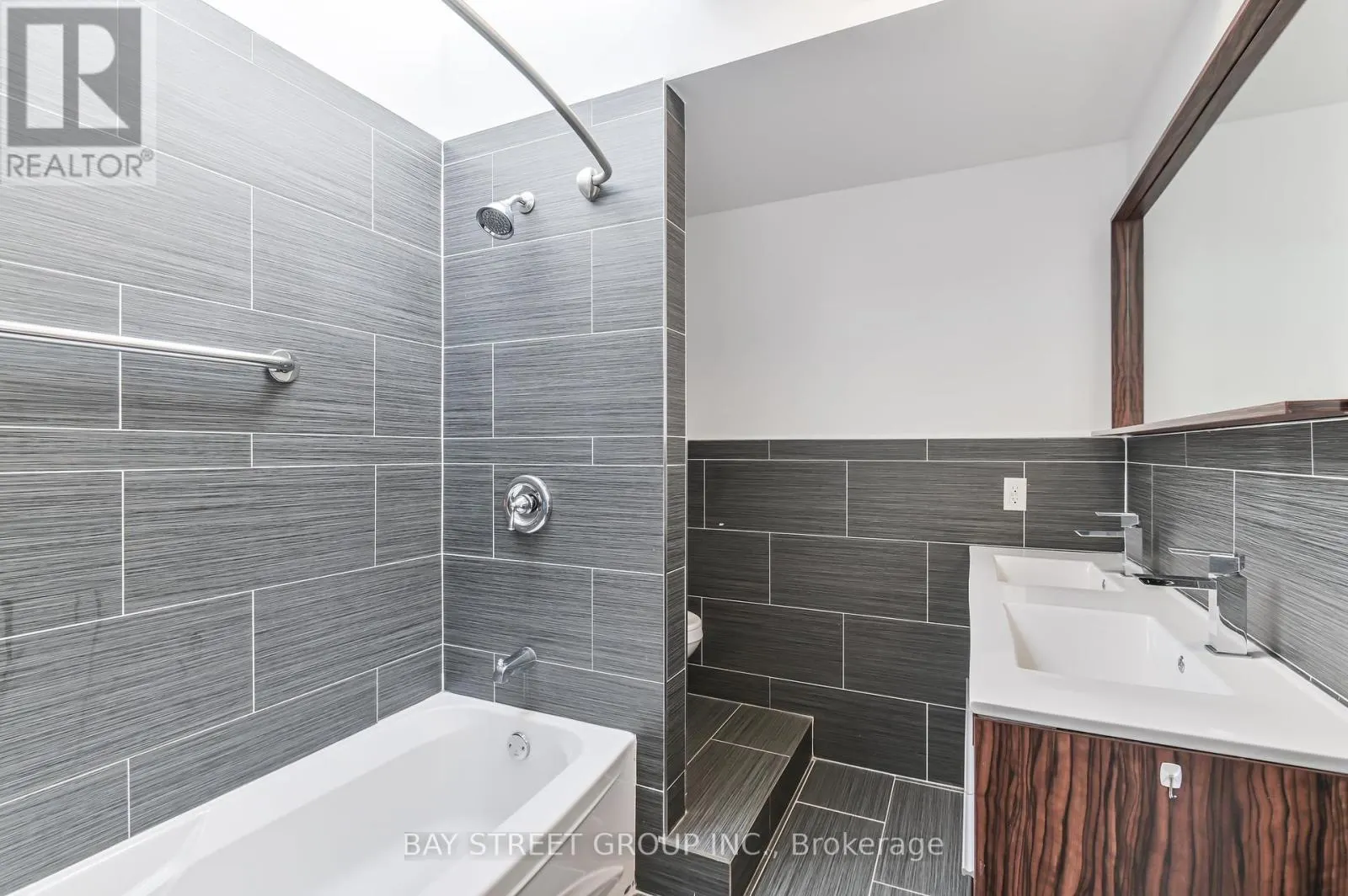 1915A QUEEN STREET E