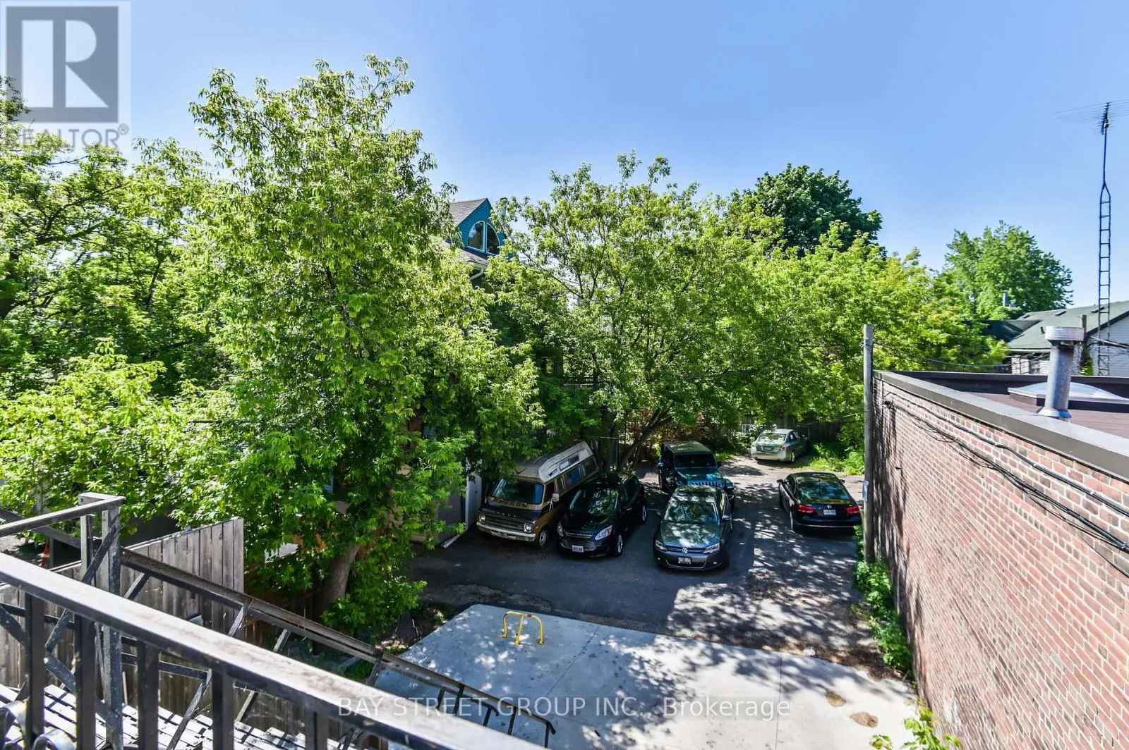 1915A QUEEN STREET E