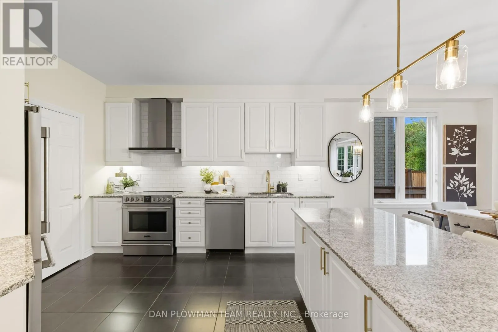 11 RAVENSEDGE COURT