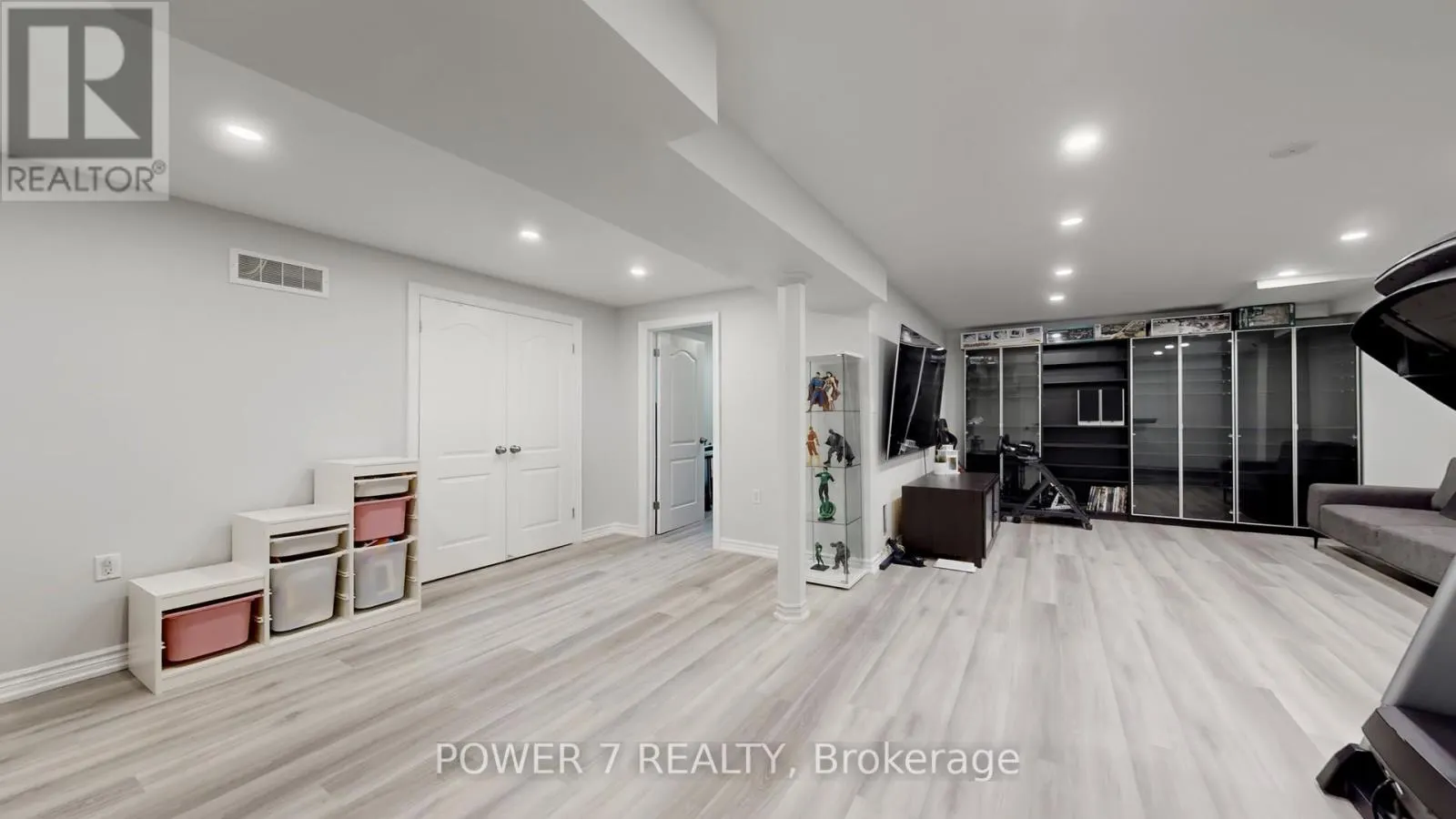 2417 DRESS CIRCLE CRESCENT