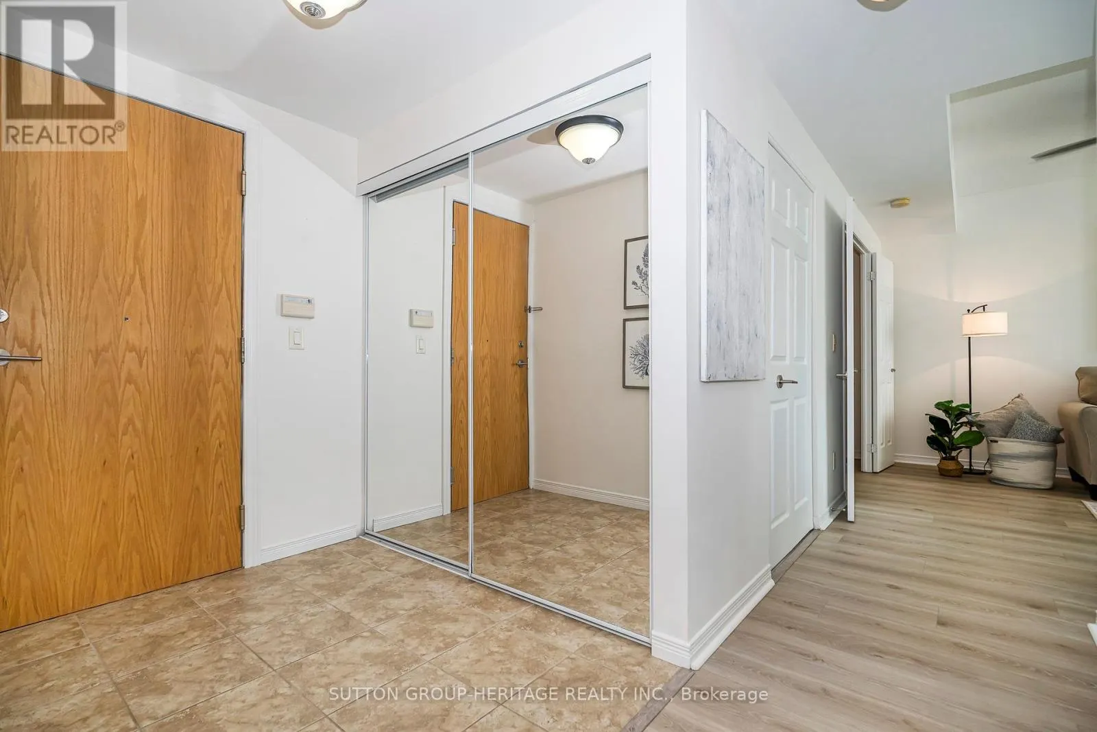 A02 - 340 WATSON STREET W