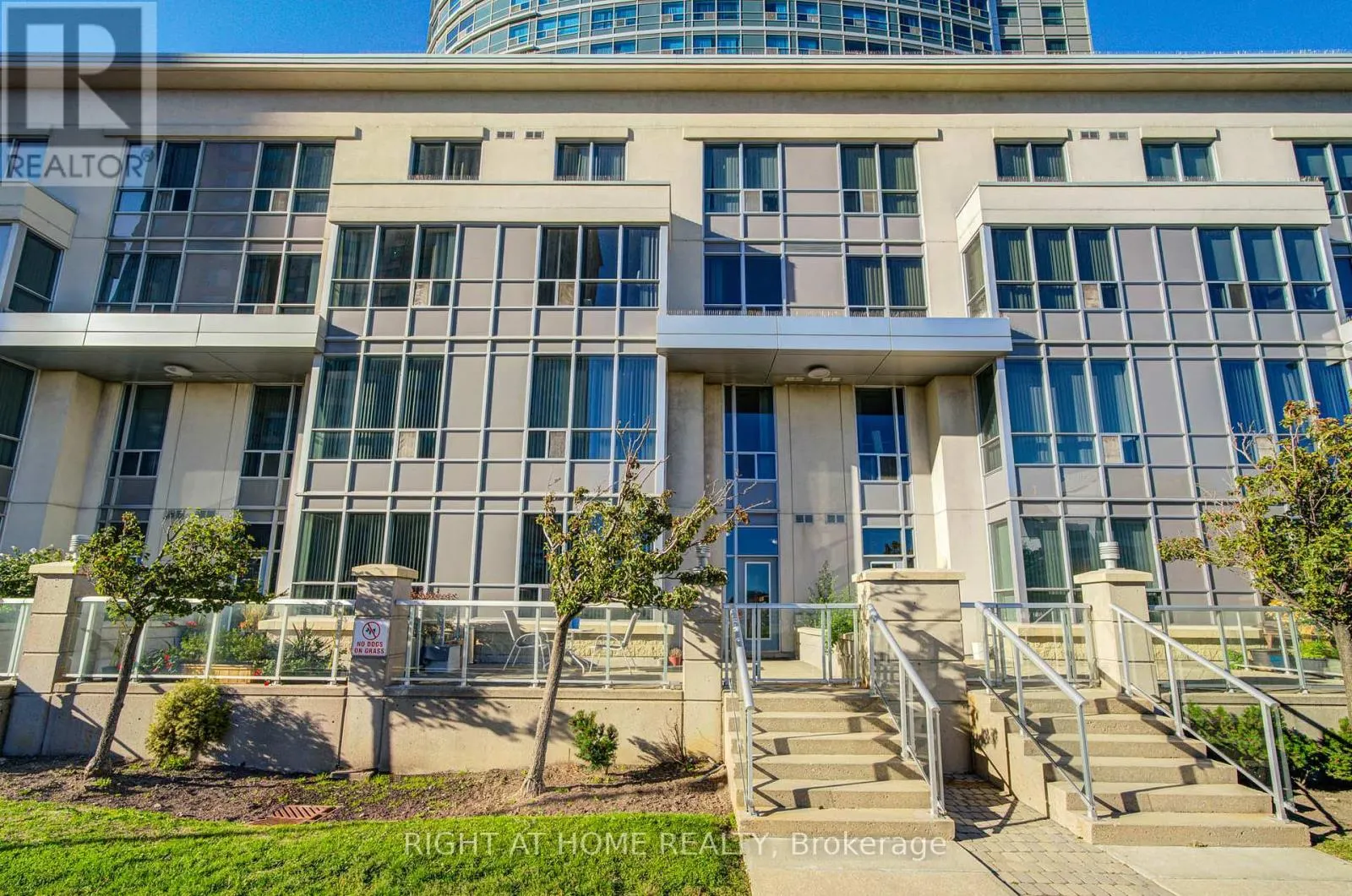 TH112 - 36 LEE CENTRE DRIVE