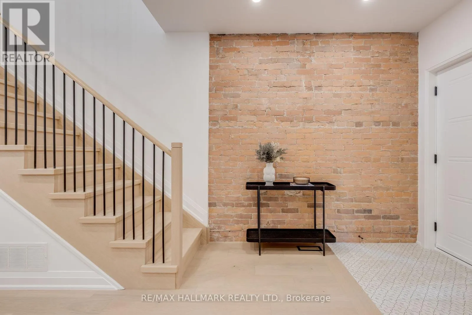 25 HOWLAND ROAD