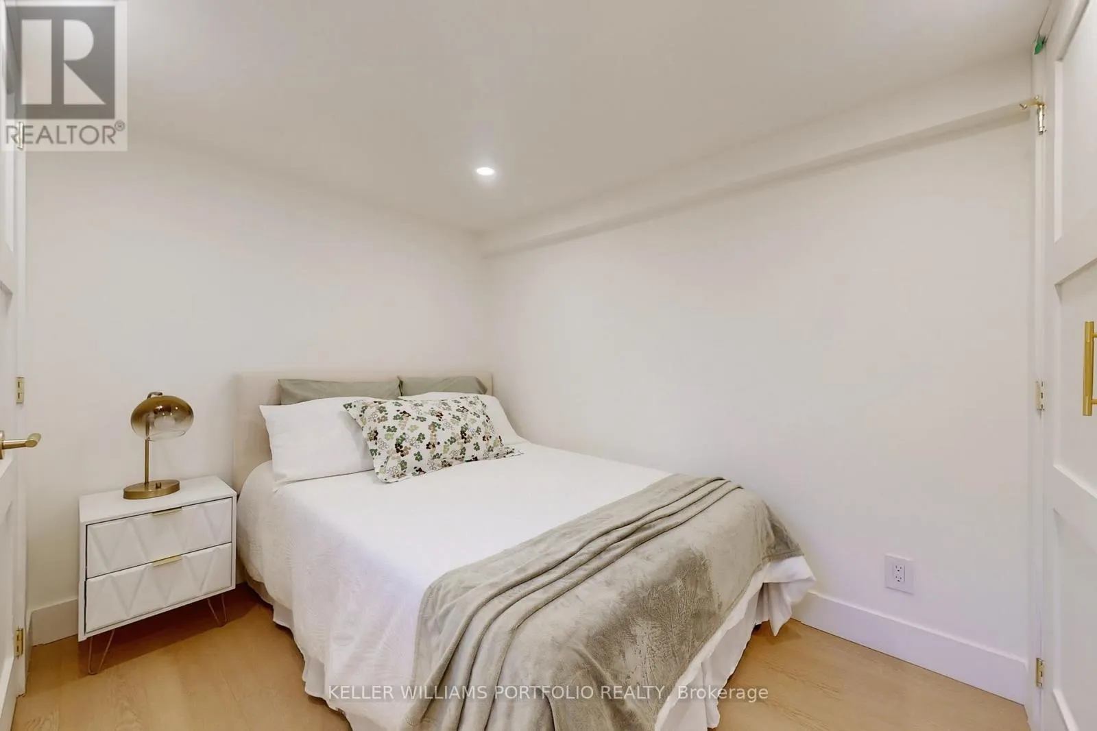 22 PITT AVENUE