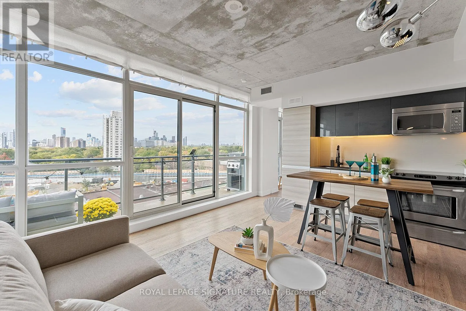1021 - 1190 DUNDAS STREET E